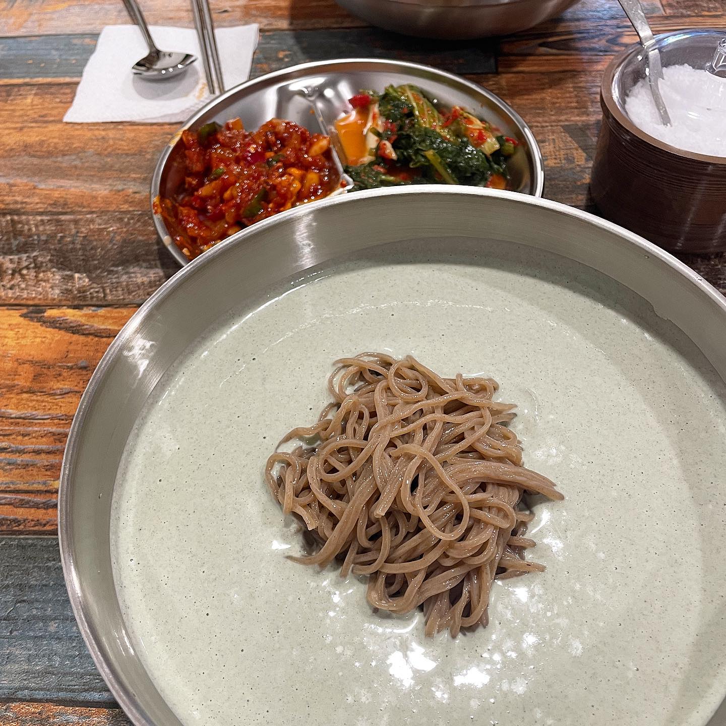백마흔아홉번째 냠❗

🍽 둡바
🏠 서울 중구 퇴계로88길 36
💵 서리태콩국수 9,000원

2n년만에 콩국수에 눈을 뜬 제 친구는 이번 여름을 콩국수로 보냈다고 해도 무방할 정도로 여기저기 많은 콩국수집을 다녀봤는데(증거:친구인스타🤣) 그중에서도 제일 No.1으로 인정한❗️그리고 진*집, 진*회관, 콩국수로 유명한곳은 다 가본 제가 인정한❗️둡bar~ 입니다💕

정말 주택가에 있어서 찐 주민들만 알 수 있는 맛집 분위기에요.....이런 맛집이 회사 근처에 있다는게 행 복하지만 조금 더 가까이 와주세요..ㅋㅋㅋ🤣

메뉴는 순수순두부, 서리태콩국수, 서리태콩칼국수가 있는데 아직은 더워서 콩국수로 선택을 했지만 겨울 에는 꾸덕한 콩칼국수가 너무 기대되서 겨울에도 방문할 예정입니다!😎

기본 반찬은 셀프바에서 이용이 가능하고 이렇게 다양한 밑반찬들이 있는 식당은 몇없는데... 사장님 맛에 진심이신거 같아요..👍🏻 김치, 해초무침, 장아찌, 낙지젓갈, 열무김치, 견과류멸치볶음 등 드실만큼 자유롭 게 퍼가셔도 되지만 남기면 안되겠죠!?

콩국수의 콩국은 서리태 콩국으로 정말 검은콩이 들어갔구나~ 싶고 수저 로 떠보면 진짜 녹진~ 하고 다른 콩국수와는 다르게 두부가 액체화 된것같이 진짜진짜 꾸덕녹진~해요! 소금간을 하지 않고 그냥드셔도 담백하지만 국수와 함께 먹기 위해 취향에 맞게 간을 해서 드시면 정말 고소하고 담백한 맛을 느끼실 수 있습니다..!!

냠냠이들도 완전 꾸덕 진한 콩국수 꼭 꼭 드셔보세요!! 저는 둡바 콩국수를 맛본 뒤로는 다른 콩국수들이 밍 밍하게 느껴지더라구요...
ㅋㅋㅋㅋㅋㅋ😎👍🏻 콩국수 한그릇이 만오천원이 넘어가는 이 시대에.... 이렇게 진한 콩국수가 만원도 안된다니..!! 사장님.. 오래 장사해주세요...여름에는 콩국수 먹으러 겨울에는 콩칼국수 먹으러 가보자구요🤩