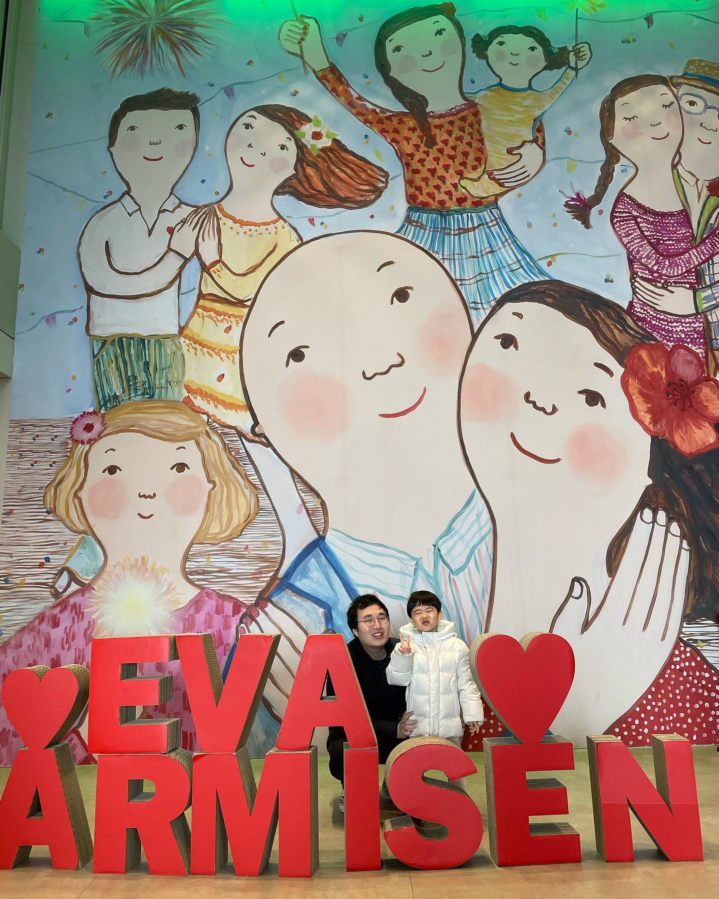 피아크에 에바알머슨 전시회 한다구 이쁜그림 보여주고싶어 출동해찌만 안이쁘다며😂😂😂 엄빠랑 아가는 보는눈이 다르구만😭 그래 축구하구 비눗방울놀이가 젤루 신나는 울아들ㅎ 

피아크랑 주차장을 공유하며 바로 옆에 올바릇식당이 생겼다닝😌 우리는 꼬막비빔밥에 아들은 육전에 미역국에 밥 한그릇 뚝딱 코스👍 

3.24.까지 에바알머슨 전시가 피아크에서 한다구 해요🤗
굿즈들 넘 이뻐서 발매트 파일 홀더 색칠놀이 등등 몇개 사와써요ㅎㅎ
아가랑 가볼만한곳으로 추천드려용🤗🤗

#육아기록그램 #육아일기 #설연휴 #설날연휴 #영도카페추천 #피아크 #피아크전시회 #에바알머슨전 #부산전시회 #부산아기랑 #영도피아크 #올바릇식당영도점 #영도아기랑밥집 #피아크카페 #영도맛집 #43갤아들 #아들맘 #남매맘 #딸은집에두고😭 #영도맛집 #육아소통맞팔 #맞팔은댓글