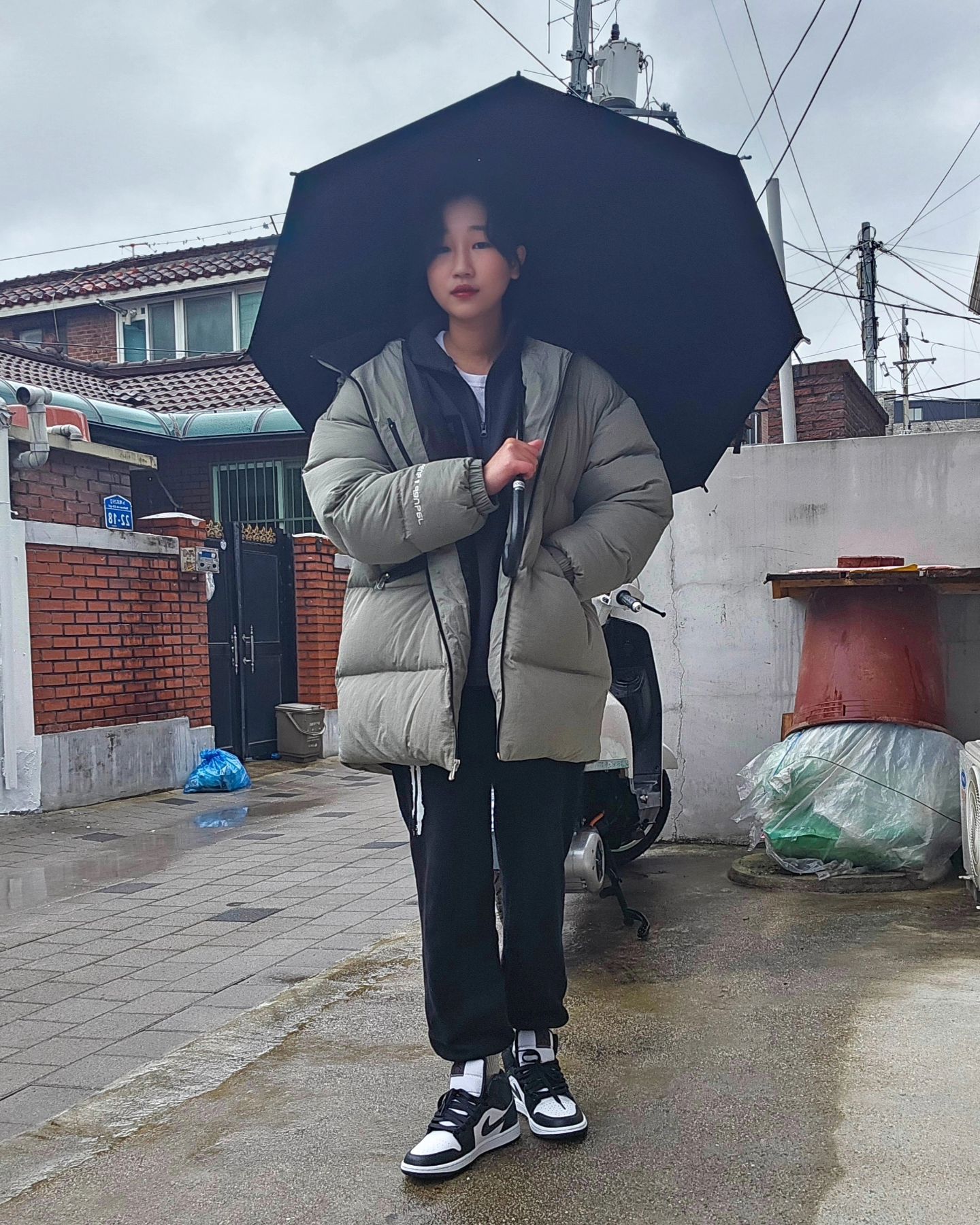 #협찬 올 겨울 daub패딩은 필수 아이템! 🌨

한파를 알리는 추위엔 패딩이 최고죠👍👍
 낮엔 기온이 높아 좀 덥다 싶을 정도로 따뜻하더라구요 ✨

다행히 오늘은 영하 3도까지라서 
밤과 아침의 추위를 덜 걱정하게되네요 🌙

오늘은 폭우가 그쳐가길래 블프때 산 신발신고,
복장도 편하게 하고 나왔네요~🤗

날씨가 점점 추워지면서 
가을인지 겨울인지 헷갈렸던날들이 그립겠죠?😞
하지만 이제 비도 멈추고 정말 겨울이 시작되는 건 맞는것같아요ㅠ

오늘부터 영하 기온으로 날씨가 점점 추워지니까
감기 걱정 없이 따뜻하고 포근한 코디를 꼭 하시길! ❄️

#daub #돕 #오마이걸효정 #뽕끼서포터즈 #omg8hk #ohmygirl #돕다운 #덕다운 #duckdown #패딩 #fashion #데일리웨어 #캐주얼룩 #스타일링 #daily #dailylook #fashionbrand