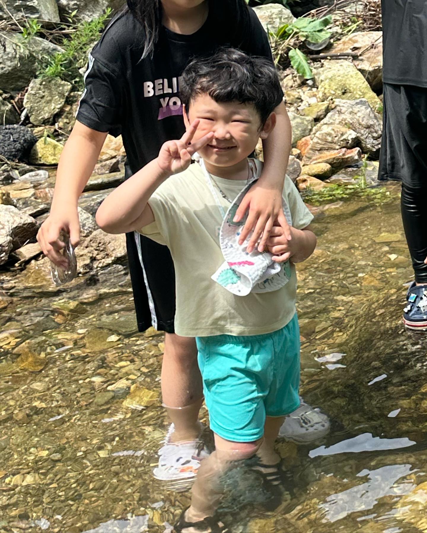 #계곡물놀이
⠀
형, 누나들 따라다니면서 아주 잘 논 으누🤗
겁도 없이 오빠 따라다니려던 응태😅
물놀이 더 하게 해주고 싶은데 비가..😭
어제 오늘 동남아에 있는줄🥹
⠀
⠀
⠀
⠀
⠀
⠀
⠀
⠀
⠀
⠀
⠀
#지난사진 #지난피드 #계곡 #우기 #동남아인줄 #여름아가지마 #비야비야오지마☔️ #물놀이 #뿜뽐남매 #남매맘 #4살아들 #1살딸