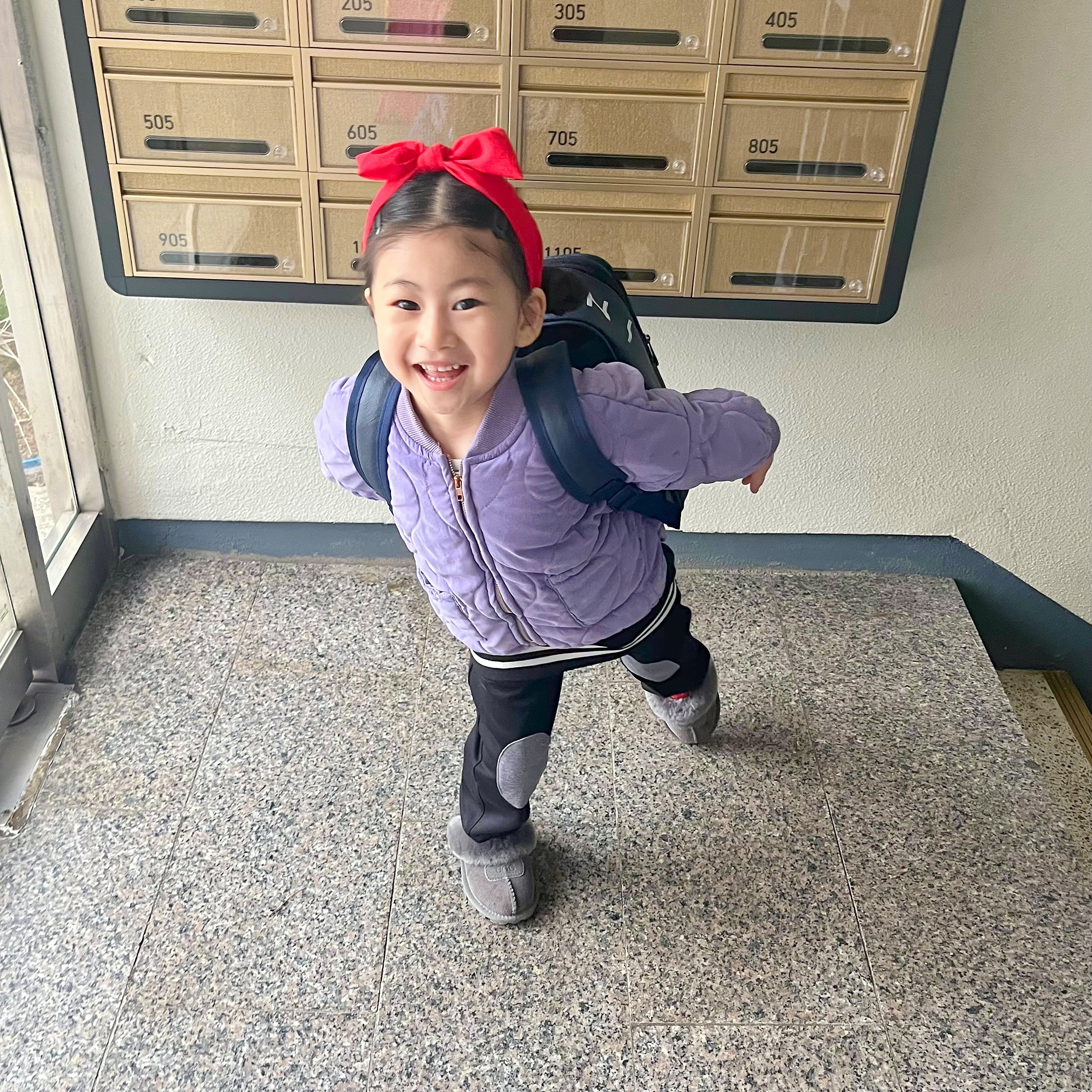 ◡̎⠀+𝟏𝟒𝟕𝟏  𝟶𝟹 / 𝟷𝟸
👧🏻 엄마! 내가 아까 징징대서 미안해
👩🏻 알면됐어~
👧🏻 아니이 ! 내가 사과했으니까 엄마도 화낸거 미안해 말해야지이!
👩🏻 너가 잘못한건데 내가 왜해~
👧🏻 그럼 또 징징해야겠다 !
 요즘 맨날 나랑 오빠 혼내고, 난 삼십오살이고 쟤 다섯살인데.. 내가 아는 단어가 더 많은데 나는 왜 매번 말싸움에서 지는거고 왜 싸우고 나면 안아달라 해도 심술보가 생겨서 괜히 안아주기 싫은지🥲,,

#사랑스럽다온💓 #내짱친 #5살친구 #딸바보 #딸스타그램 #딸맘 #쥐띠맘 #육아소통 #육아기록 #감성육아
