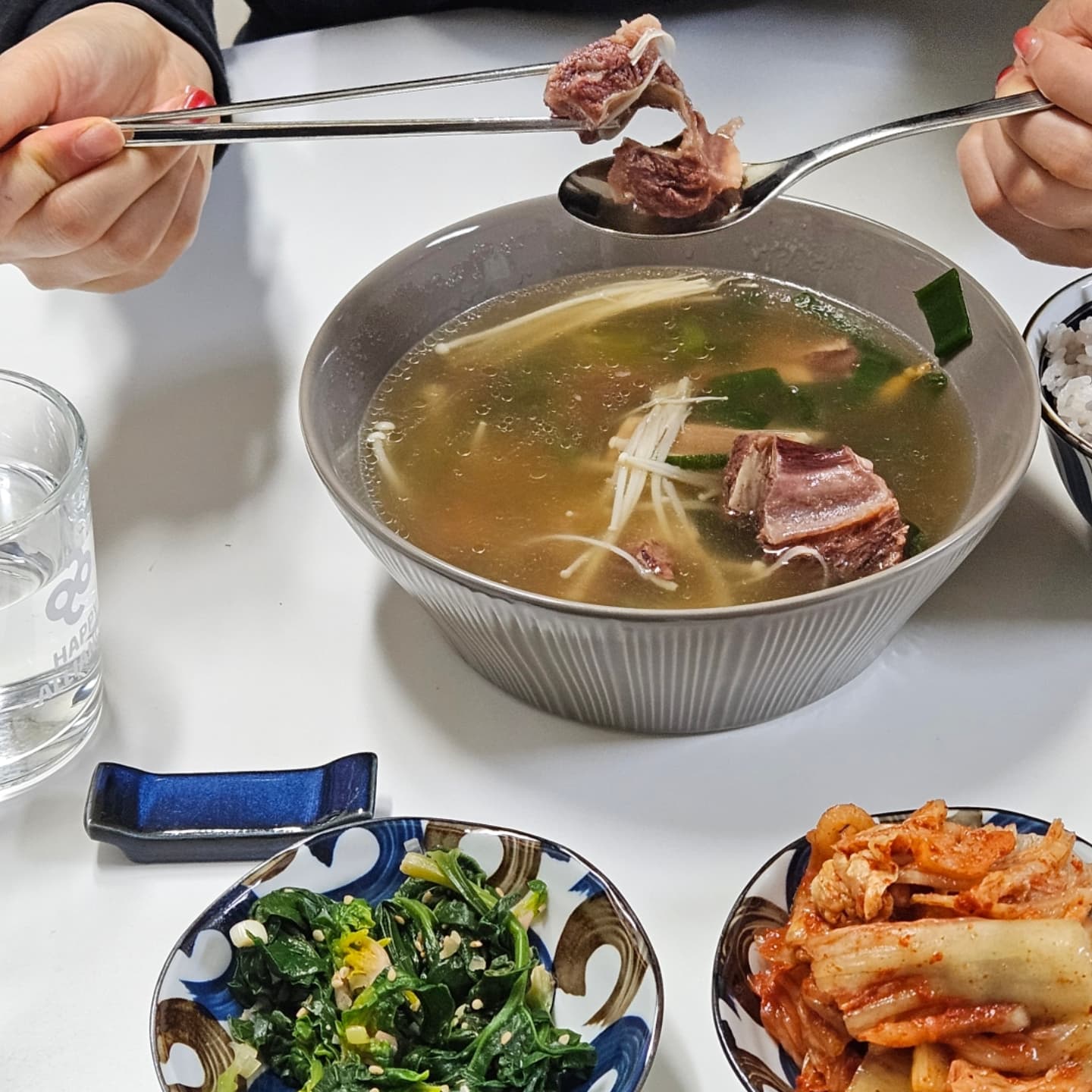 10년간 정육점을 운영하신 사장님께서 
노하우를 쌓아오며 신선하고 건강한 먹거리를 
제공하고자 고민 끝에 갈비탕을 직접 끓여 
판매하게 된 한길수제갈비탕 

오프라인 판매 5년 만에 100,000만 개 돌파
온라인판매를 시작으로 매장에서 먹는 맛 그대로 
집에서도 갈비탕 편하게 먹을 수 있어요 

양파, 마늘, 대추, 무, 대파, 인삼 이 들어가 
진한 국물 미리 수작업으로 육수 냉각 후 
기름 제거를 하셔서인지 기름이 전혀 안 떠서 
걸러낼 필요가 없고 국물은 담백 

저렴한 목뼈나 갈비 마구리 뼈를 사용하지 않고
100% 소갈비뼈를 발라 고기에 붙어있는 비계를 
제거하여 먹기 좋은 갈빗살만 취급하여 끓여 냄으로
고기가 진짜 야들야들해요~~

갈비탕 집에서 끓여먹으면 좋긴 하지만
바쁘고 귀찮아 엄두가 안날때 한길수제갈비탕 으로 
편하게 조리해 드셔보세요 건강 담은 갈비탕이라
보양식으로도 좋아요 :-) 

-

-

#한길수제갈비탕 #갈비탕 #갈비탕맛집
#갈비탕밀키트 #수제갈비탕 #갈비탕레시피

​