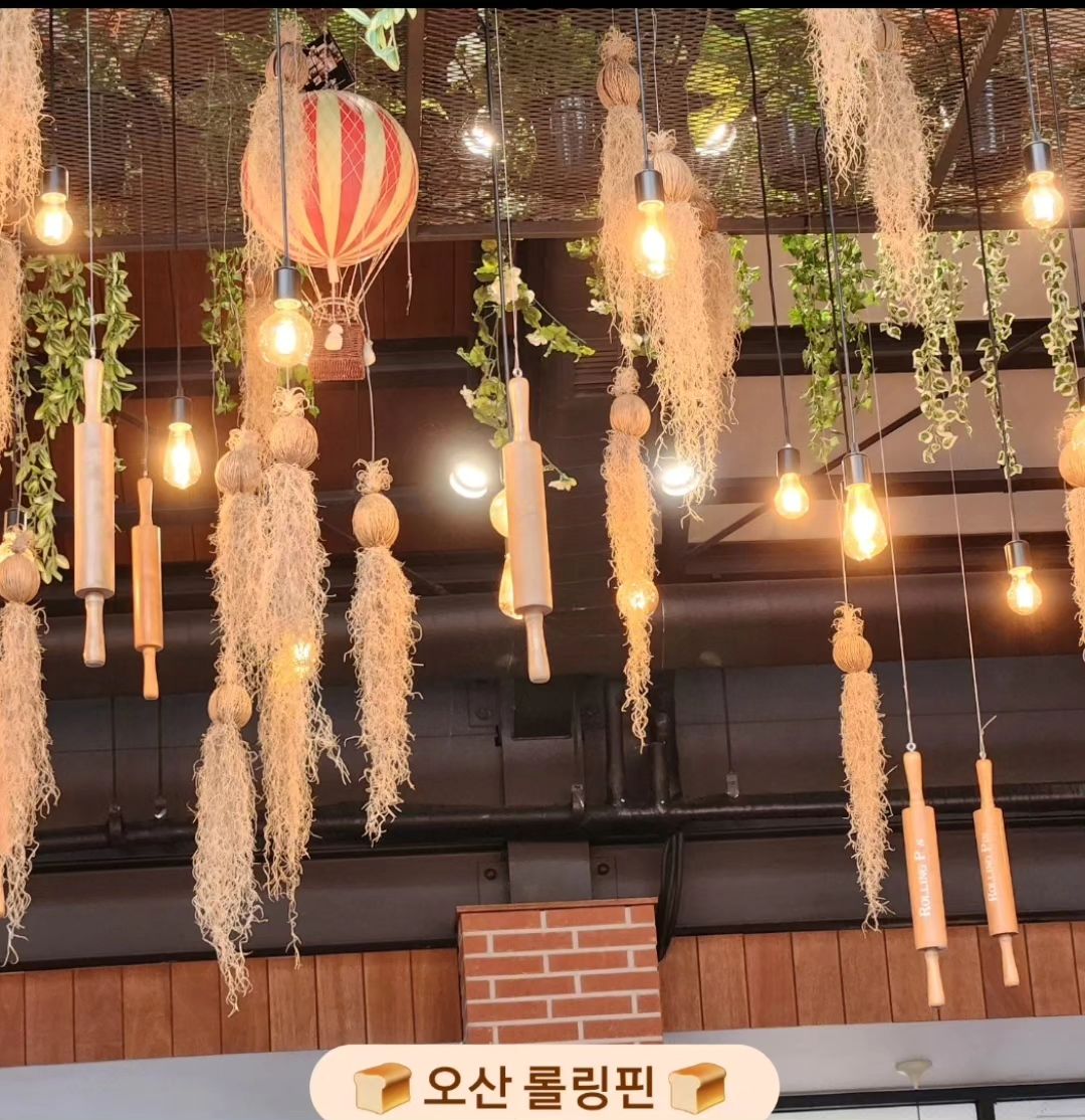 #협찬

브런치까지 맛있는 대형 베이커리카페에 다녀왔써니❣️

오산에 위치한 롤링핀‼️

빵 종류도 정말 많은데 가성비 좋은 브런치 메뉴도 네가지나 있어요. 저는 그 중에서 아메리칸 브런치를 주문했어요! 스크램블 에그와 베이컨, 소시지, 샐러드까지 있어서 구성이 좋았어요!

매장이 진짜 크고 3층까지 있으며, 야외테라스, 포토존도 있어요.

빵도 맛있고 주차도 편해서 더 좋더라구요.
심지어 배달도 가능해요!!

맛있는 빵이랑 브런치 맛있게 잘 먹었습니다 ❣️ 

위치 : 경기 오산시 오산로190번길 35 (원동) 롤링핀 오산점

#먹스타그램 #맛집투어 #카페투어 #디저트그램 #오산카페 #대형카페추천 #오산카페추천 #오산브런치 #오산베이커리 #오산맛집추천 #건강빵집 #오산데이트 #오산핫플