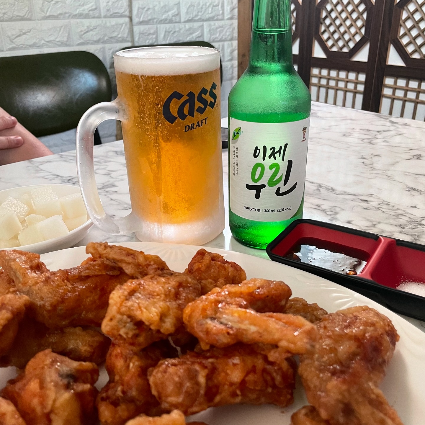 정겨운 시골 작은 치킨집에서 생맥과 야구를🧡

항상 깨끗하게 관리하고 청소한다는 맥주기계에서 나온 생맥은 
시원 + 부드럽 깔끔하니 너무 맛있고욤

치킨은 바삭 + 달달 + 짭짤하니 교촌 버금가는 맥주친규👍

거기에 한화가 이긴 이 날은 아주 최고였지용🍀
.
.
[서산 / 하몬스치킨]

🍗 충남 서산시 석림3로 27

🍴스페샬 치킨 - 19,000원

#서산 #서산맛집 #서산노포맛집 #하몬스치킨 #노포 #치킨 #간장치킨 #후라이드 #날개 #윙 #봉 #생맥 #야구 #한화 #한화이글스 #강백호 #류현진 #치킨맛집 #서산치킨맛집