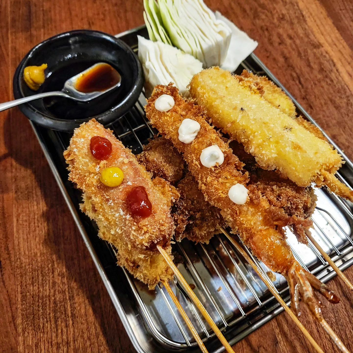 #미하이

노형에 위치한 신상 이자카야 맛집!!

가성비 넘치는 가격과 그보다 뛰어난 맛을 느낄 수 있는 곳

쿠시카츠부터 시작해서 야끼소바, 스텝밀,
치킨난반, 부라타치즈와 토마토, 아이스크림까지
먹어본 모든 메뉴가 하나도 빠짐없이 너무 맛있었다

특히 다양한 종류로 구성된 쿠시카츠는
튀김옷 비법을 알아가고 싶을 만큼 바삭바삭하고
치즈, 야채, 소세지, 닭고기 등등 다양한 재료로 만들어서
여기가 일본인지 한국인지 헷갈릴 정도로 정말 굳굳👍

야끼소바와 스텝밀을 말할 것도 없고,
스텝밀은 불향을 입혀주셔서 먹는 내내 불향을 느꼈다🔥

치킨난반는 왜 핑크색이지? 했는데 가지를 이용하여
만든 요리라서 그렇더라! 가지 헤이터도 먹기 쌉가능❤️

식사부터 안주, 디저트까지 한 큐에 가능했던 미하이
사장님 저 꼭 재방문할게요! 재방문 의사 10000000000%

✔️ 제주 제주시 원노형8길 18
✔️ 18:00-02:00 (라스트오더 01:30)
✔️ 매주 월요일 휴무

🍴 쿠시카츠 7종 19,000원
🍴 야끼소바 12,000원
🍴 미하이 스텝밀 16,000원
🍴 치킨난반 12,000원
.
.
.
.
#먹스타그램 #맛스타그램 #mukstagram #foodstagram #제주맛집 #제주맛집투어 #제주도맛집 #제주맛집추천 #제주이자카야 #제주도민맛집 #제주신상맛집 #제주쿠시카츠 #제주야끼소바 #제주인스타핫플 #맞팔 #먹팔 #먹스타 #소통 #먹팔하면맞팔 #제주미하이