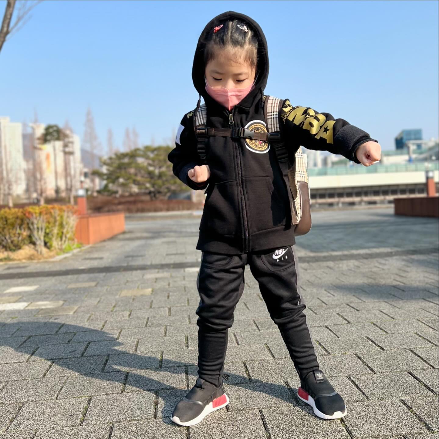아침등원길의 쪼아😄
아직 등원시간이 아닌데 빨리가고싶어하는 쪼아를 위해서 
오랫만에 걸어서 등원 한 아침
덕분에 아침운동 ㅋ ㅋ 

음. . . 
그동안 쭈니한테 온신경이 쏠려 있어서 
감기가 오래되서 중이염이온지도 몰랐다 ㅜㅜ 
귀치료하고 소염진통주사도 맞게 할 줄몰랐네 ㅜㅜ 

미안해 😞
그래도 너는 세상에서 내가 제일 좋다고하는구나 

#못난엄마라서미안해 
#육아 
#일상
#남매스타그램 
#딸스타그램 
#등원길 
#씩씩한아이