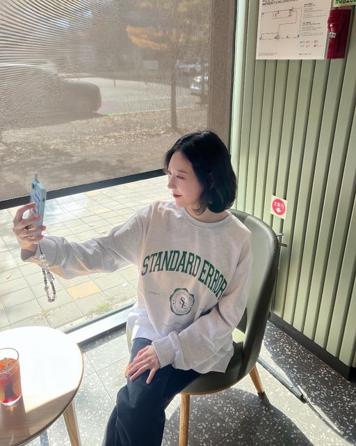 Lovejin on Instagram: "#광고 오늘은 스탠다드 에러 맨투맨을 입구 놀아버리기 제가 편한옷 아니면 입지를 못하는데 ㅎㅎ 원단 자체가 고품질 국내자체제작 원단이라 그런지 넘 넘 좋아여 면이 73