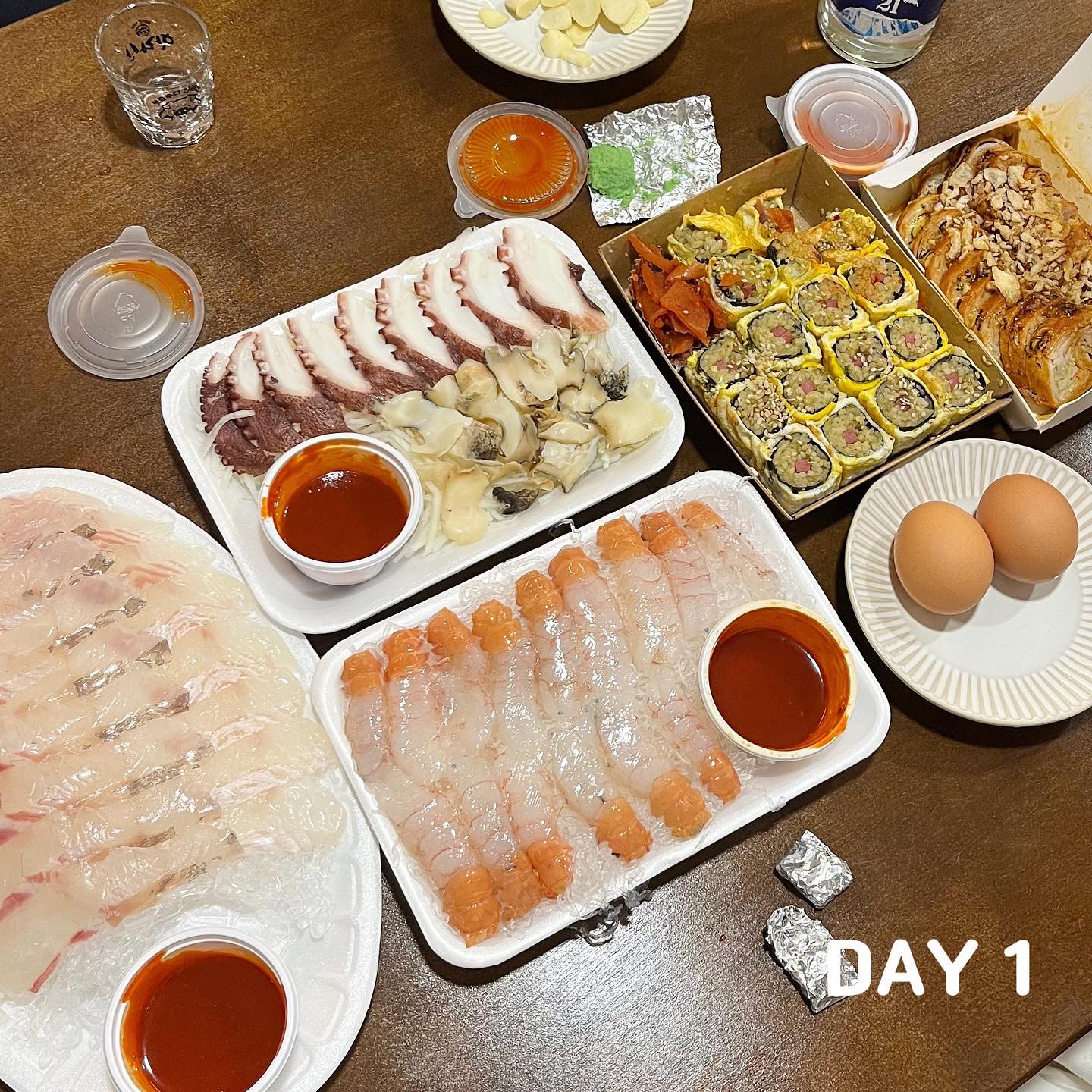 제주도 여행 가서
매일 먹은 야시장 음식 모음 ❗️

제주도에서 유명한 두 개의 시장이 있잖아요.

둘 다 가봤는데 사실 두 곳 모두
야시장에서 파는 음식들이
대부분 비슷한 거 같아요.

포장해서 한 번에 모아서 먹으면
편하고 풍족하게 먹을 수 있다는 사실 ~~~

거기에 매일 한라산은 덤 🍻

ps, 회는 매일 먹은 거 같아요 😃
그리고 딱새우 강추 !!

#동문재래시장
#서귀포매일올레시장