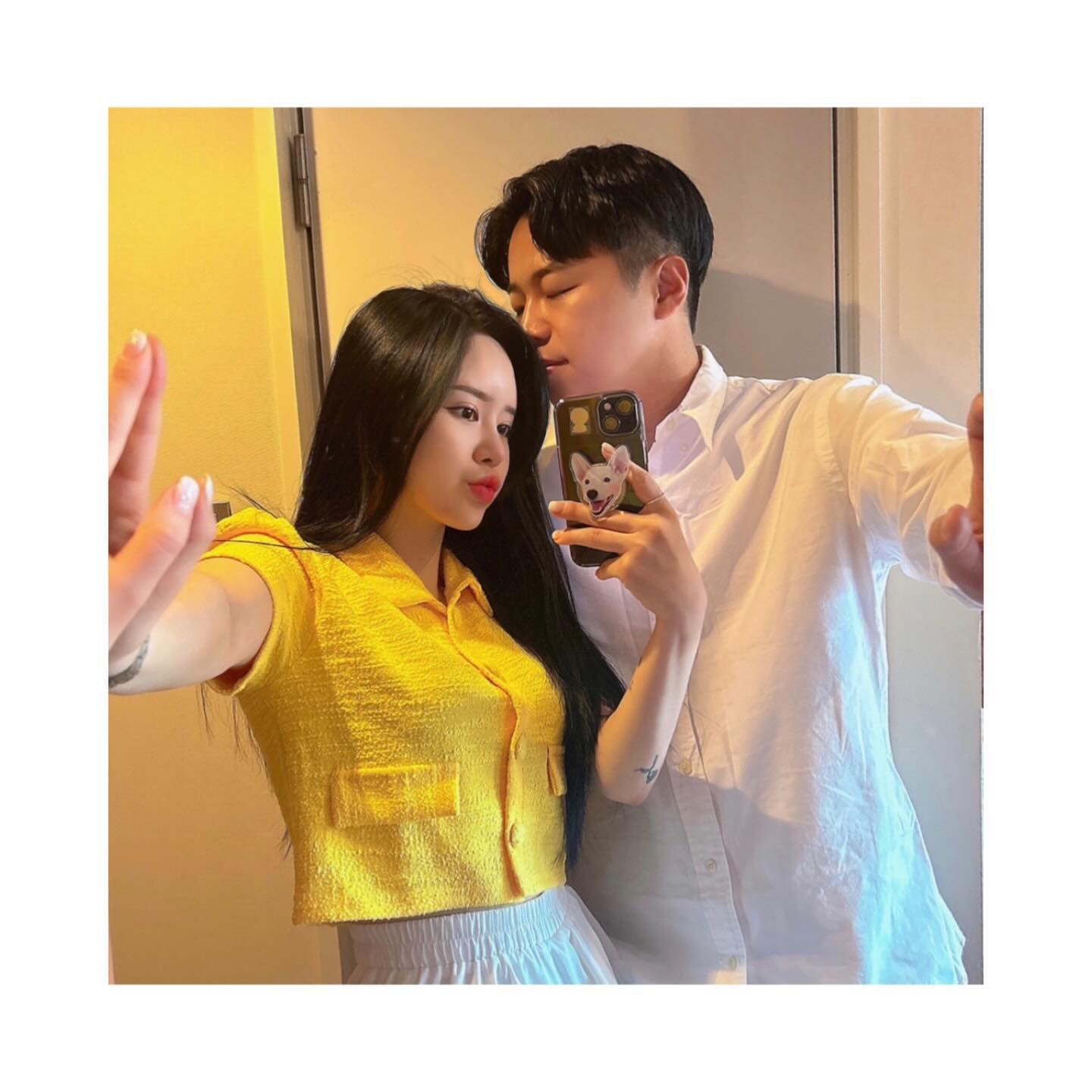 :)
__
오늘은 저희 쀼 가 사랑한지 ' 1800일 ' 되는 날이예요 ˘͈ᵕ˘͈ ෆ

오빠는 결혼했는데 왜 계속 따로 세냐고 하는데, 그거랑 이거는 달라 ! 

이 기념일은 우리가 처음 만나고 사랑하게 된 날인데 기념해야지 ( >д<) 

100일 200일 챙기던게 엊그제 같은데 벌써 1800일 이라니 🤭

오랜만에 과거회상하니 정말 사람 인연이라는게 참 신기한거같아요 ㅎㅎㅎ

저희는 절대 우리 둘은 만날꺼라 생각도 못했거든요 , 서로 싫어해서...ㅋㅋㅋ

근데 정말 확 불타올라 사랑을 했고 썸도 안타고 바로 다이렉트로 사겼어요ㅋ 

그리고 지금 결혼도 하고 살 부대끼며 우당탕탕 살고 있네요 하하하 🤣

비록 어제도 한 파이트 ' 했지만 저는 오빠를 만난 걸 후회해 본 적 없어요! 

오히려 인생에서 제일 잘 한 일 중 하나가 오빠를 만난 거거든요! ˘ᗜ˘ 

옛날생각 새록새록 하다보니 오빠가 살짝 보고싶네요 🤭 ㅎㅎㅎ

아직 보고싶다는 마음이 있는거보니 정이 아니라 사랑인가봐요 ..♥ 크크 

1800일 축하한다 뚠땐쓰! 앞으로도 열심히 나를 사랑하도록! 😃❤

( feat . 사진은 신행 때 찍은 사진이랍니다 ˎ₍•ʚ•₎ˏ ෆ )