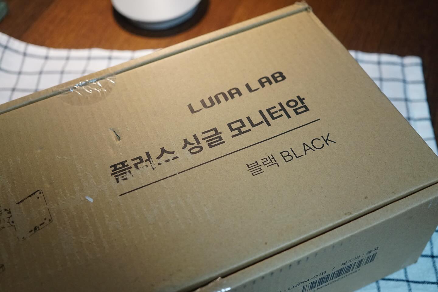 #협찬 lunalab_official #루나랩 #루나랩플러스모니터암
루나랩 플러스 고중량 모니터 암! 깔끔하고 튼튼 견고한 모니터 암! 루나랩 제품 추천 드려요. 제 테이블 상판이 너무 두꺼워서 모니터 암 설치할 수 있는 테이블 따로 하나 더 구매 하려구요! ㅎㅎ 모니터 팔 이라는 이름답게 모니터 각도를 내가 원하는대로 편하게 움직일 수 있어서 정말 좋아요, 특히나 디자인이 투박하지 않고 심플해서 테이블, 책상에 두어도 인테리어를 해치지 않아요! usb 포트도 함께 구성 되어있어서 선을 더욱 더 깨끗하게 정리할 수 있어요. 모니터암이 예뻐서 모니터 여러 대 놓고 싶은 마음 ㅎㅎ 강추 합니당 :)
 #모니터암 #edit #싱글모니터암 #create #write #신상품나왔을땐 #데스크테리어 #kskincare #고중량모니터암 #루나랩스탠다드모니터암 #08L #lifestyle #monitor #monitorarm