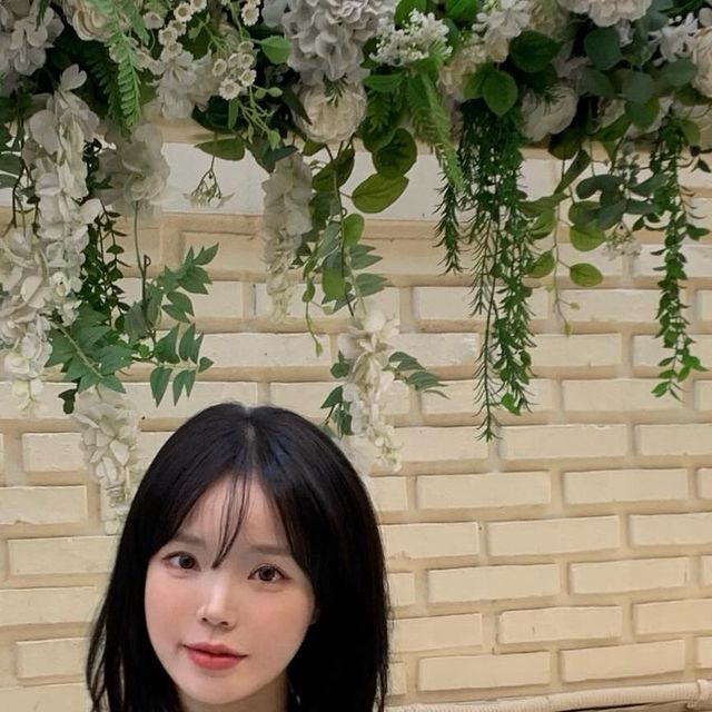  슈 니 on Instagram: "#광고 @adaul_official 
Pale v neck ribbon choker knit 
니트초커로 트렌디한 봄코디하기 ★
드랍숄더 디자인은 슬림한 실루엣을 연출해주어 원래부터 말라핏 가능.
.
.
.

#ADAUL#어다울#니트#리본니트#초커#타이#출근룩#데이트룩#여자봄코디#어다울니트#여자코디#타이니트#여자니트"