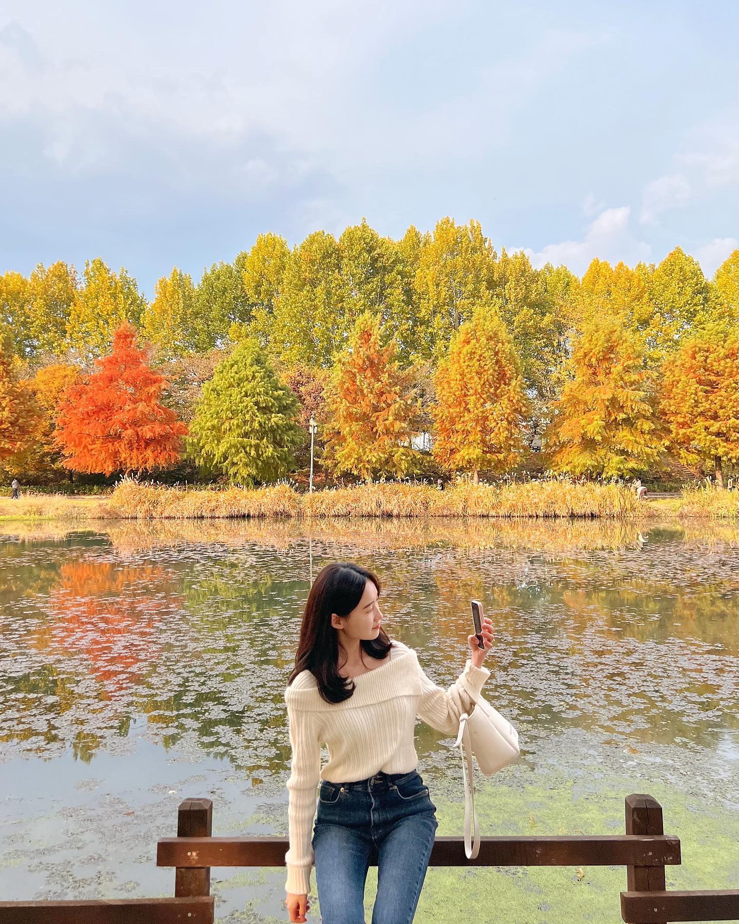 단풍이 절정인 담양관방제림🍂
가을막차타세요🍁

가을을 물에 그대로 담아버리는 
반영이 세상 아름다운 곳으로 너무 이뻐요✨

🏷️작년에 갔을때 아직 초록잎이 많이 남아있어서 아쉬웠는데 이번주가 마지막 절정이지 않을까 싶어요🍂
📍담양관방제림