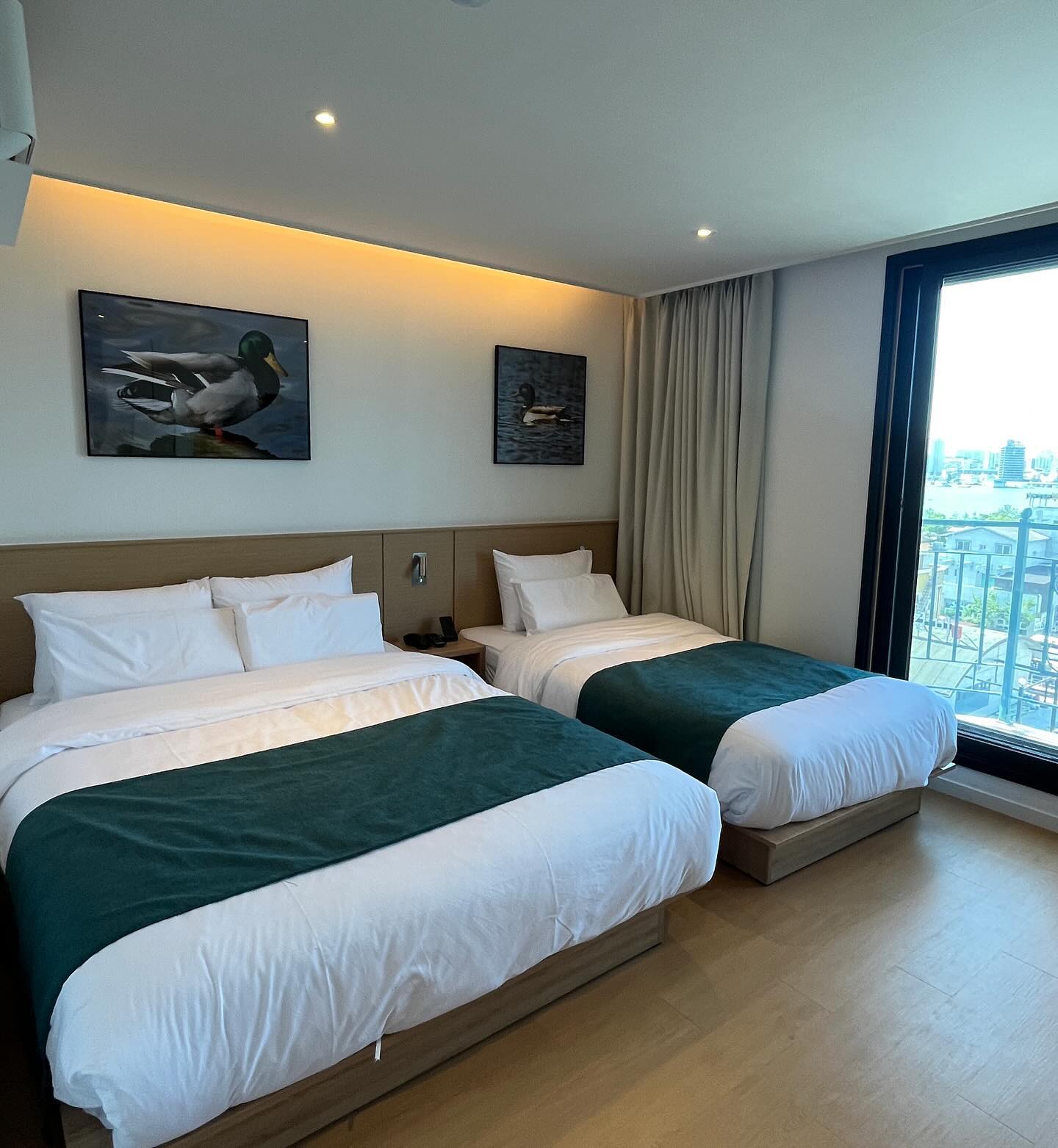 #협찬 #숙소제공 
숙박+조식+보드게임+영화 이 모든걸 다 할 수 있는 
#아늑베케이션 aankvacation_hotel 

✔️속초 호텔 아늑베케이션 : 깔끔하고 세련된 아늑한 객실🛏️
모던하고 심플한 인테리어로 꾸며진 객실은 정말 깔끔하고 
이름 처럼 아늑했어요 ! 
침구도 엄청 편안해서 꿀잠 잘 수 있었어요 😴💤

✔️맛있는 조식🥢
투숙객만을 위한 다양한 메뉴로 구성된 조식 뷔페도 준비되어있어요 
로비에 라운지도 있어서 조식 먹고 커피 한잔 마셔주면 👍

✔️보드게임🎮+영화🎬
여러가지 보드게임이 있어서 커플,친구,가족끼리 즐기기 좋아요 
객실 내 큰 tv를 통해 넷플릭스를 볼 수 있답니다 :)

✔️근처에 숙소아이 대관람차🎡, 속초 해수욕장,속초 청초호수, 만석닭강정까지 있어서 여행 즐기기 짱 💛

다 좋았지만 제일 기억나는건 푹신하고 포근한 침구류라서 침대에서 나오기 힘들었어요 너무 아늑했답니댜 다들 가보시는걸
 추천 🥹♥️ 

📍아늑베케이션 호텔 속초청초호수점
체크인 15:00 /체크아웃 12:00
월요일빼고 조식 제공⭕️

#아늑베케이션 #속초숙소 #속초호텔 #속초여행