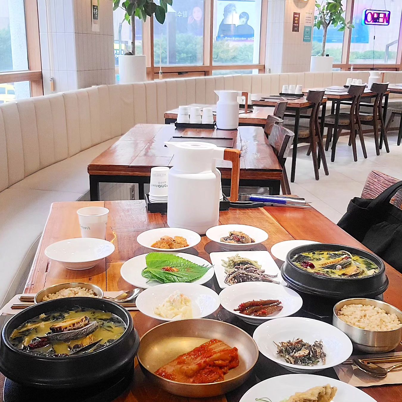 서울 서초 남부터미널 예술의전당 미역국맛집 <미반>

진~하게 우러난 미역국의 찐하고 깊은 맛을 볼 수 있는 미반 미역국 정찬.
다양한 맛의 미역국을 맛볼 수 있어요!
정갈한 반찬들도 하나하나 다 맛있어서, 누구 모시고 오거나 한끼 식사 대접하기에 좋겠더라구요.
.
.
.
#서울맛집 #서초맛집 #남터맛집 #남부터미널맛집 #예술의전당맛집 #미역국맛집 #한식맛집 #식당추천 #점심추천 #저녁추천 #동네맛집 #점심맛집 #정갈한밥상 #맛있는밥상차림 
#미역국 #전복삼계미역국 #소고기미역국 #전복미역국 #삼계미역국 #가자미미역국 #순살가자미미역국 #소고기얼음미역국 #조개미역국 #굴조개미역국 #정찬 #미역국정찬 #미역국잘하는집 
#서울데이트 #서초데이트 #남부터미널데이트