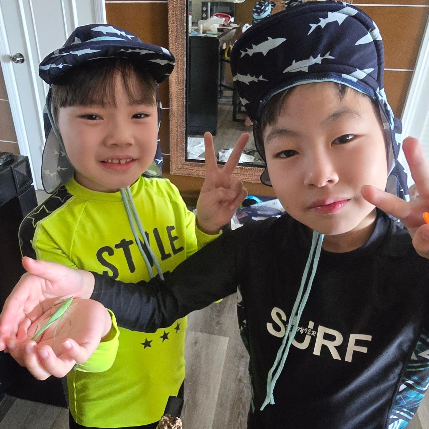 #세부여행 2. 제이파크리조트 오션부 9층인데 ㅋ 
방충망에 붙어있었네여
시터들이 놀아주는 날^^ 
1대1밀착 ㅋ 
어른들은 신경 안쓰고 모히또 한잔
^^저녁에는 나가서 먹었어요^^ 
꿀맛 특히 간장밥 찐^^ 넘 맛있어요
모닝글로리 야채 필수^^찐 맛있어요 ㅎㅎ
갖다올 때마 너무 좋네요 ㅎㅎ 9개월만에 왔지만서도^^ 넘 좋음 ㅎㅎ