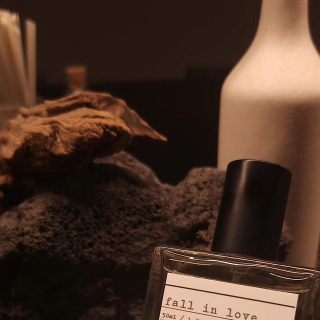 きしま._.みお on Instagram: "🖤강남 향수공방:[닷 노트]🤍 Gangnam Perfume Workshop Dot Note (.note) 이번에 가게된 언니와의 데이트 장소는 이색데이트 코스로도 좋은 닷노트라는 향수공방이었어요:)