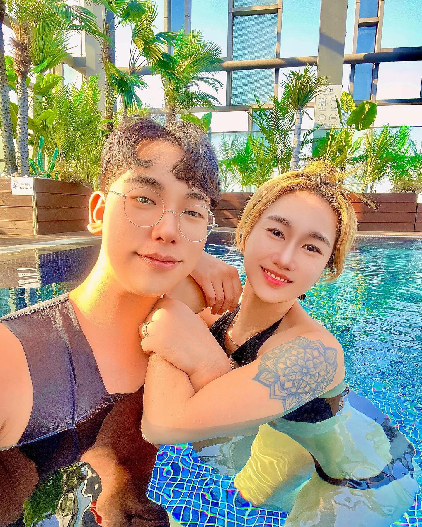😎

특별한 날이니까
루프탑 풀 전세!

는 뻥이지.
다들 실내 수영장에 있더라고? 🤣👍🏻