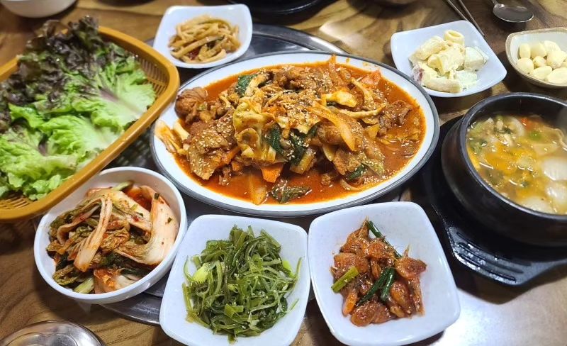 느티나무집 (육류, 고기요리)

1. 주소: 경기 성남시 분당구 성남대로 762번길 16 // 이매동 95-1
 *이매역 1번출구에서 200 m 이내 도보 2-3분 소요

2. 영업시간: 월-토 11:30 ~ 22:00 (브레이크 타임 15:00 ~ 17:00) 
  휴무일 매주 일요일

3. 연락처: 0507-1403-8026

4. 단체이용 가능
5. 주차 가능 

#느티나무집 #이매맛집 #분당맛집 #이매역맛집