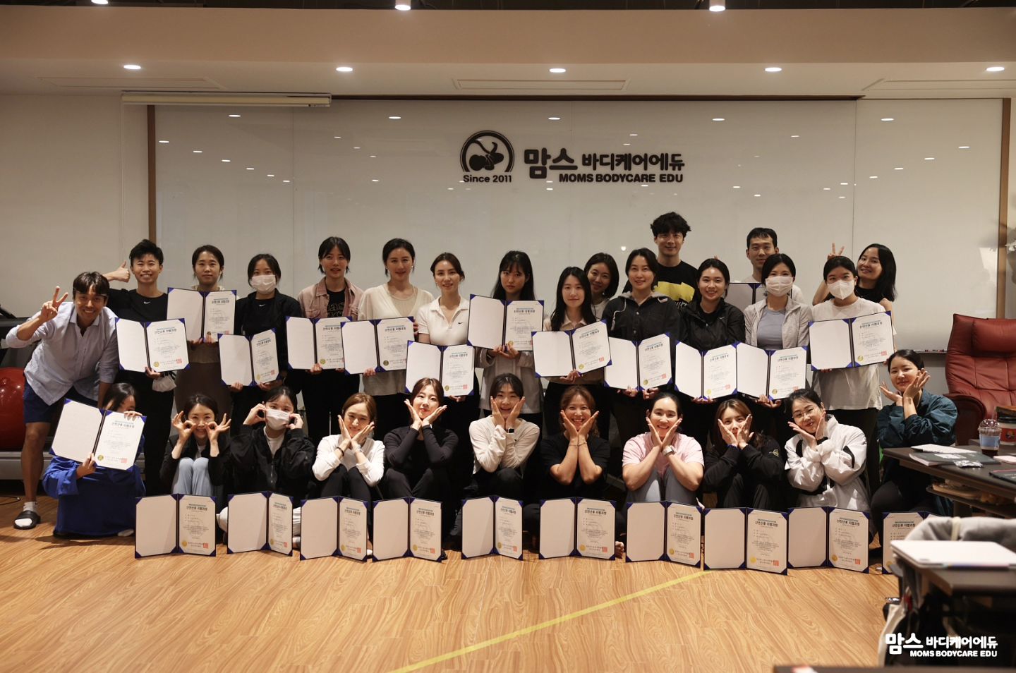 2주간 진행된 맘스바디케어 리햅과정.
리햅이라 가만히 앉아서 이론 수업을 들을 줄 알았는데,
cryokinetic과 PST 실기수업
그리고 유용한 실전 운동까지
알찬 내용이 가득했던 수업.
수업 시간에 너무나 잘 쓰일 것 같은 느낌 !!!
역시 최고 ♡♡