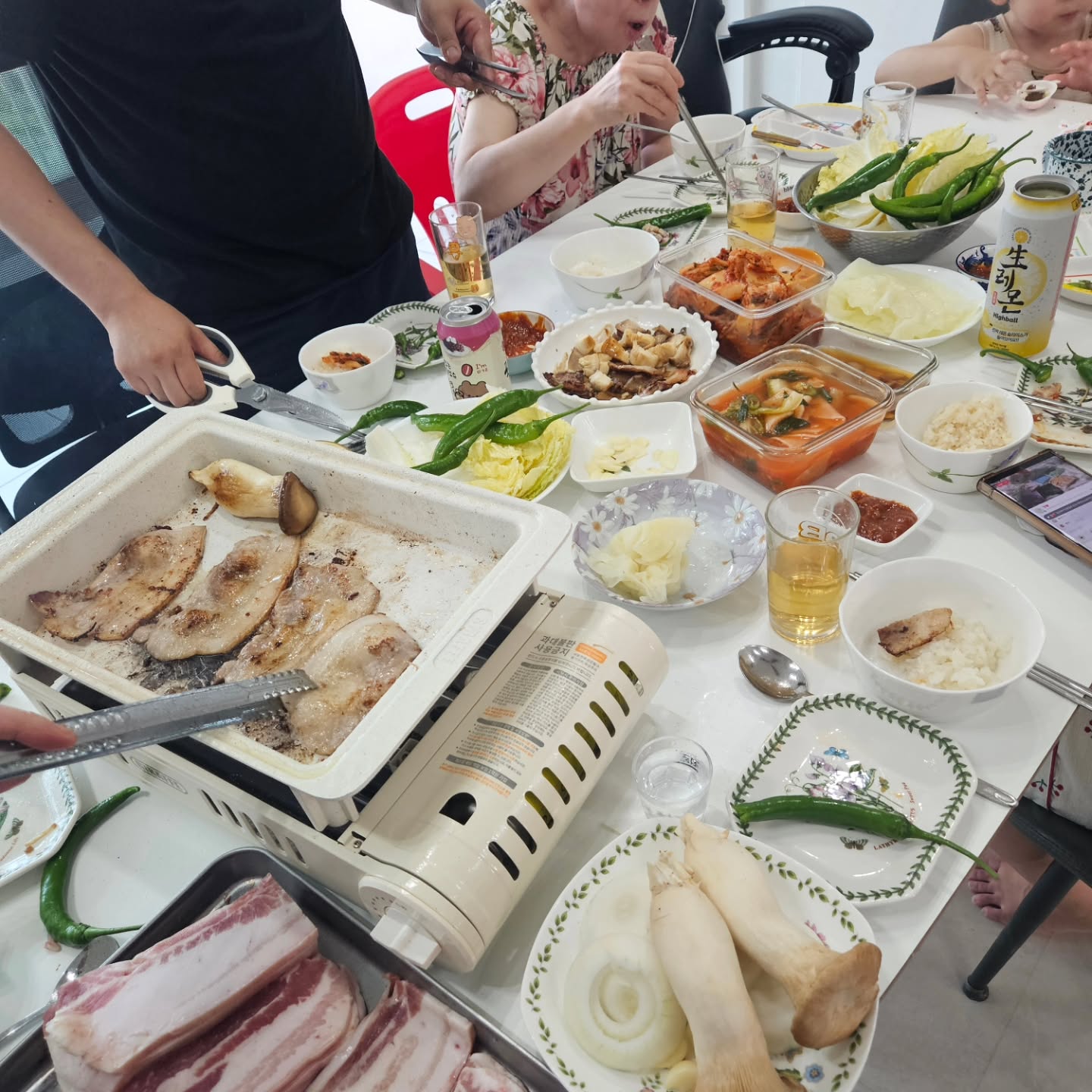 #주말피드
🩷친정 가까이 살면 좋은점 가족식사를 자주함
울집에서 삼겹살파티🥓🥓🥓🥓🥓🥓

😊여봉친구의 깜짝 방문! 센스있는 집들이 선물
스푼,포크,나이프세트&보타닉가든 접시&현금
고맙습니다! 자주 놀러오세용ㅋㅋㅋ

잘먹고 잘놀은 즐겁고 행복한 주말!
#차차그램#삼겹살파티#홈파티#고기는#맛있어#즐거운주말#깜짝방문#보타닉가든접시#천안맛집#정가네포차#센스있는선물