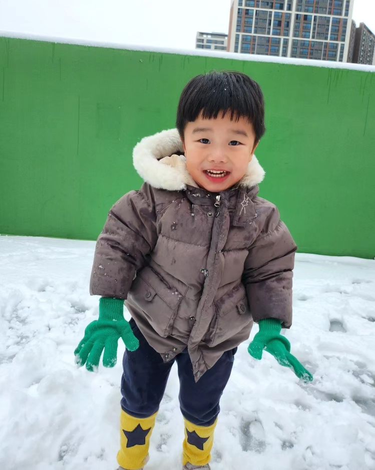 우리결이 엄마가 못놀아주는 대신에 
어린이집에서 잘 놀다오네. 
 가장 좋아하는 눈놀이☃️
아빠랑 잘있어줘서 이쁘고 대견하고 많이 컸네.

#못본새폭풍성장 #아들사랑해  #아들우선 
#엄마0순위  #쥐띠아들맘  #보고싶다  #조리중 
#곧만나자  #눈에밟히네 #육아맘소통