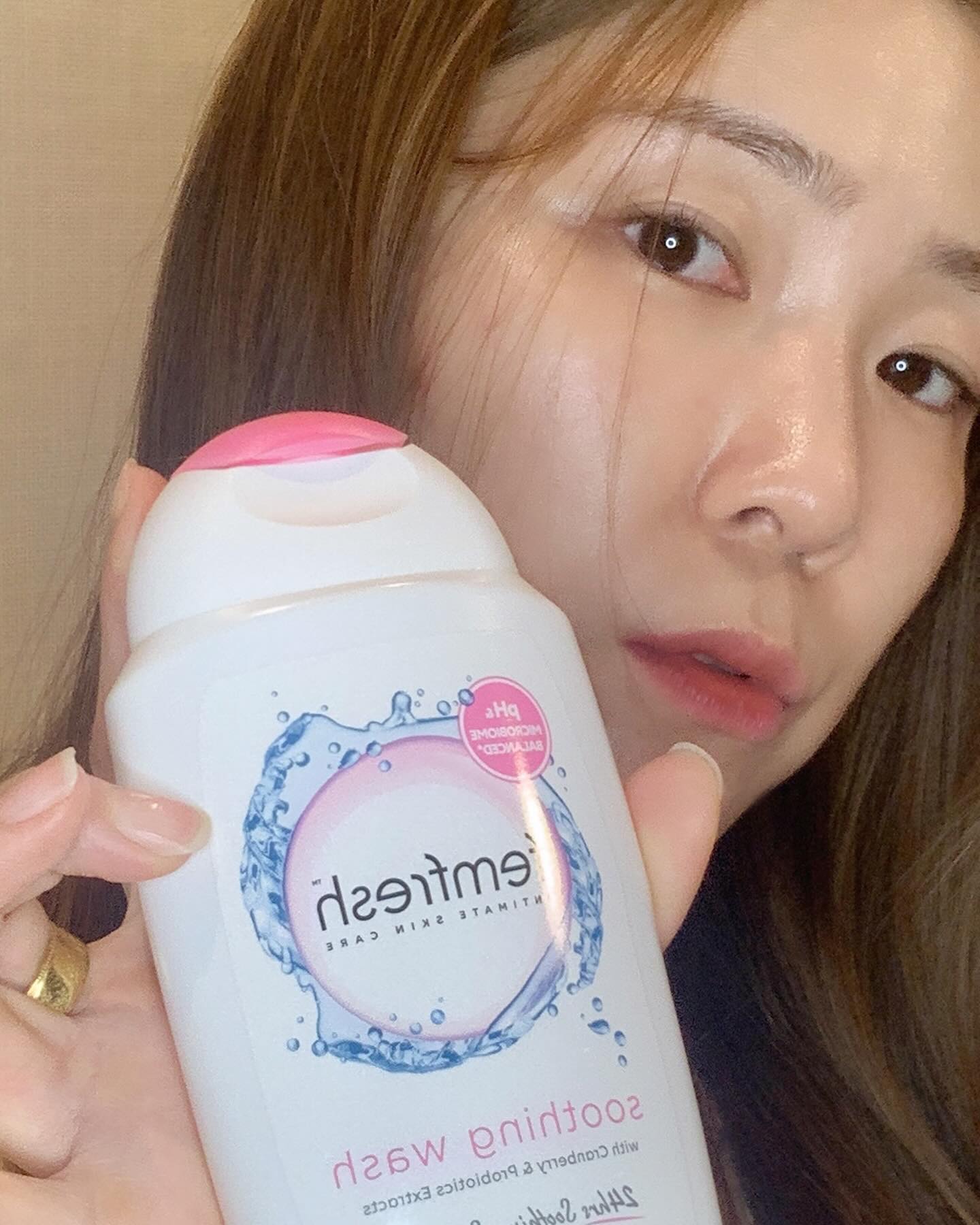 #협찬 cybiosolutions

Y존케어는 #펨프레쉬 pH는 항상 4.0~5.0를 유지해야 한다는
사실! 밸런스가 조금만 무너져도.. 안되겠더라구요~~
그래서 꼭 사용중이랍니당!!

영국 판매 1위에 빛나는 프리미엄 여성청결제이기도 하구,
펨프레쉬는 1968년부터 오직 ‘여성’을 위한 제품 개발..!
뛰어난 세정효과를 가진 금잔화 추출물 기본 함유하고,
수영 혹은 다이빙 하시는 분들의 입소문을 타고 유명해진 제품
이라 이미 알고있었어요~ 순한 사용감으로 매일매일 가능하구!
영국 피부과 및 부인과 테스트 완료해 안심!
촉촉하게 오랫동안 지속되는 진정 효과까지~~
안쓸이유가 없지요.. 완전 최애🤍
.
.
#femfresh #여성청결제 #페미닌워시
#올리브영 #올리브영여성청결제 #올리브영추천템
#올리브영추천 #순한여성청결제 #데일리여성청결제
#여성청결제추천 #약산성여성청결제 #영국판매1위 #여성
#페미닌 #여성케어 #페미닌케어 #y존