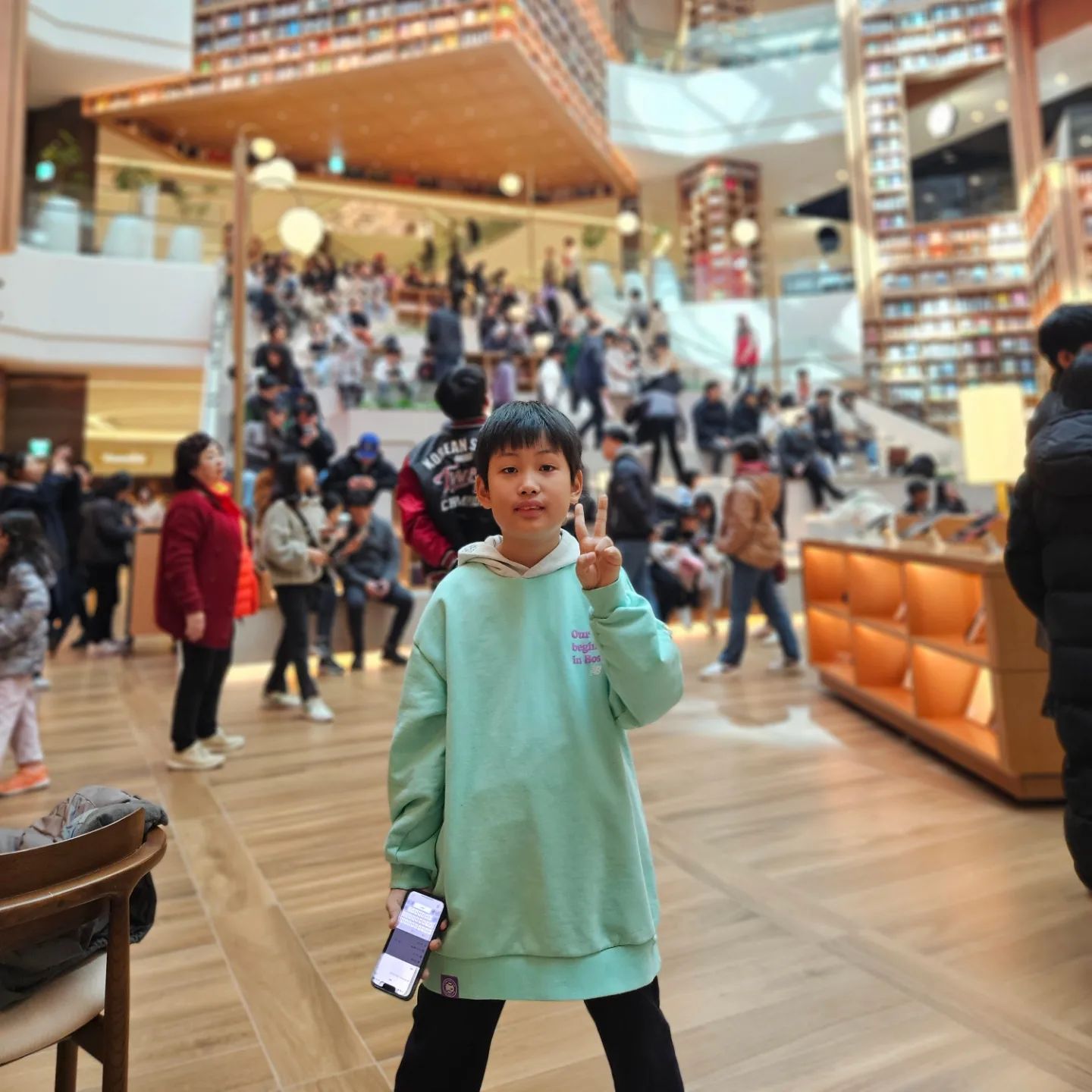 .
.
너무 멋진 수원스타필드 별마당도서관 ~
코엑스와는 또 다른느낌쓰♡
이곳저곳 구경하고
솜솜이 신발만 사려했으나
마네킹 바람막이 보더니 사고싶다고 ㅋㅋㅋ
마침 바람막이 없어서
큰 치수로 get !
예쁘게 신고, 입고 다니자 🫠
.
.
#주말나들이 #수원스타필드
#주말일상