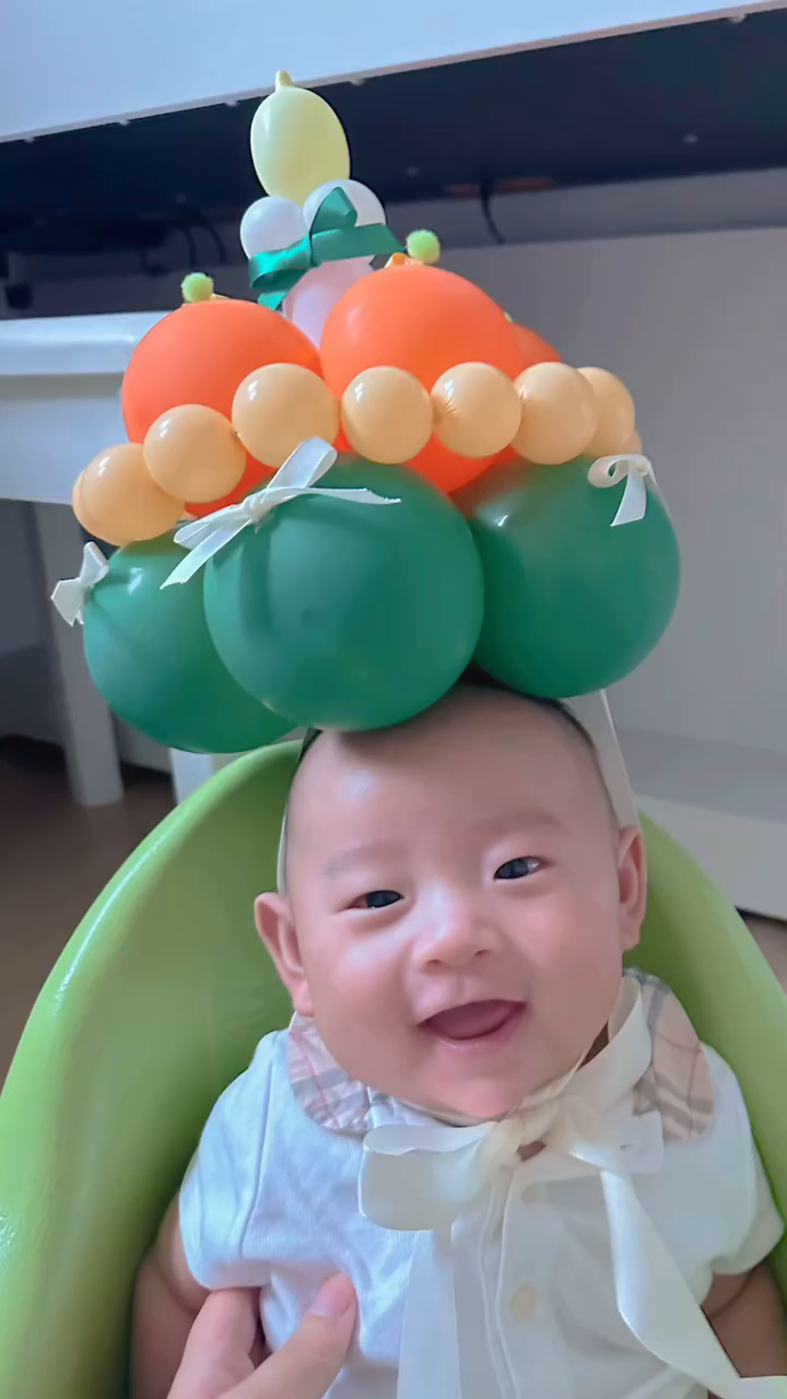 내 인생 가장 큰걸 해내고 많은 일이있었던 2023년,
5월까지 스트레스없는 임산부생활을 하다가 자궁수축과의 싸움,
눕눕으로 이뤄낸 6월 출산,
그 후로는 우리인생에 이로운으로 가득찬 시간들,
0개월부터 현재 6개월이되기까지 엄청난 속도로 자라고,
내 손길 하나와 내 행동하나가 이아이의 건강과 인지발달, 영양 등을 왔다갔다한다는 책임감이 무거워지고있다.
마지막12월은 병원입원생활과 대학병원검진으로 보내고 할비 큰수술과 회복까지 너무 큰 일을 겪었던 우리가족. 그리고 아직 진행중이긴 해도 큰 고비겪어낸 우리모두 고생했고 사랑해🫶🏻
코로나이후 부작용인가 했던 무력감이 우울감과 지침으로 동시에왔고 쉴새없는 날들로 회복도안되었지만 결국 피검사결과로 내 증상이 왜그런지 알게되었으니 이제 내 건강에도 힘써야겠다.
난 아플 틈 없는 엄마이니까!
로운아 엄마로인해 너가 불필요하게 고생한것도 많지만 이렇게 이쁘게 씩씩하게 커가주고있어 너무고마워, 너가 우리에게 온 그 순간부터 태어난 2023년은 잊지못할거야!
이유식과 동시에 단유도 바로 성공했는데 내가 괜히 아쉬운맘이 들기도하고 내가 없어도 날 안찾길래 애착이없나했는데 요즘 나를 부쩍찾고 낯을 조금 가리는 모습이 귀여우면서도 조금 힘들기도하고 내맘도 이랬다저랬다하지만 
24년을 건강하게 맞이할수 있음에 감사하고 이 현실속에서의 행복함만 찾고 바라보기로, 더이상 무력하고 우울하지않기로,
모든 엄마들 화이팅! Happy new year🎈
(그리고 나의 우울감에 서운함과 잔소리폭발 파도타는 남편에게도 아주 많이 고마움,, 24년은 더 발전하는 해가 되어보자🫶🏻)