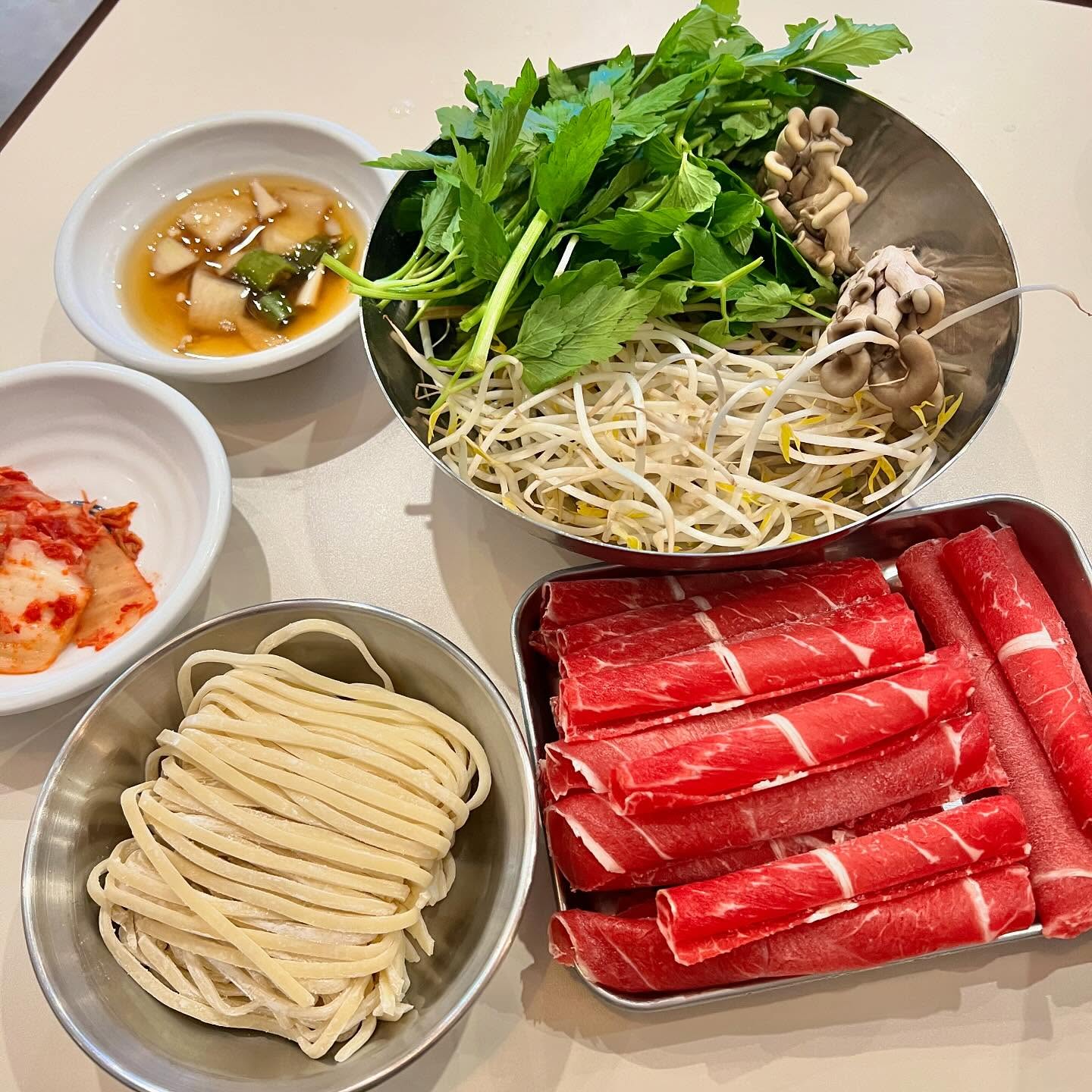 ⠀
#협찬 #청도미나리식당_동탄점
⠀
동탄호수공원 샤브 맛집을 찾으신다면
바로 여기입니닷🙌
⠀
건강에 좋은 미나리가 가득💗
신선한 야채와 칼국수, 볶음밥, 소고기까지
샤브샤브만 먹어도 배 터지는 곳❗️
⠀
1차로 얼큰한 육수에 야채와 소고기 넣어서 먹고,
2차로 칼국수, 3차로 볶음밥까아쥐
코스요리 아닌가요🤣♥️
⠀
야채나 미나리 부족하면 추가로 더 주셔서
미나리 듬뿍 먹을 수 있어서 너무 좋았고,
초고추장에 들깨가루 넣은 소스에 샤브샤브 찍어서 먹으면 
새로운 맛을 맛보실 수 있습니다아✨
⠀
향긋한 미나리 샤브샤브 즐기고 싶으시다면
청도미나리식당 동탄점으로 출동하세요!
⠀
⠀
📍청도미나리식당 동탄점
경기 화성시 동탄대로5길 9 그랑파사쥬동 1층 1047, 1048호
영업시간 : 매일 11시 - 22시
전화번호 : 0507-1424-9618
⠀
🏷️ 주문 메뉴
미나리샤브샤브 2인 (28.0)
⠀
⠀
#청도미나리식당동탄점 #동탄샤브샤브 #화성시맛집 #동탄맛집추천 #동탄호수맛집 #화성맛집 #동탄맛집 #화성데이트 #동탄데이트 #동탄호수데이트 #동탄샤브샤브 #동탄역맛집 #화성시맛집추천 #동탄맛집추천 #동탄호수맛집추천 #동탄데이트맛집
⠀