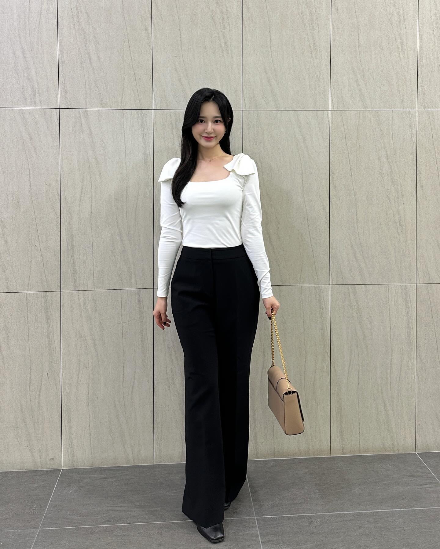 ⠀
#협찬
squsquare.official
원피스만 잘하는 집이 아니었다!!
스퀘어넥 기본티부터 블라우스에 슬랙스까지 맛집😲❤️
제가 지난 여름부터 올린 스쿠 스퀘어 제품 코디 게시물들
반응이 좋았어요. 많은 분들께서 저장도 해가셨더라고요🙏🏻
이번엔 리본티셔츠와 와이드슬랙스를 입어봤어요!
⠀
역시나 스퀘어넥이라서 목선과 쇄골이 예뻐 보였고
여리여리한 느낌이 들었어요! 양쪽 어깨 리본 포인트도
너무 사랑스러운 느낌이죠?! 🎀🎀
사복으로 입고가서 오전 방송할 때만 그대로 들어갔다가
오후 방송부터는 회사 의상으로 바꿔입었거든요?
근데 센스 넘치는 우리 시청자분들께서 기억하시고
채팅창에 오전에 입은 룩도 너무 예뻤다고 칭찬을🧚🏻‍♀️🧚🏻‍♀️
꼭 사진도 한 장 남겨달라고 하셨었는데,
퇴근하기 전에 찰칵 남겨봤어요📸
⠀
요즘 같은 날씨에 매번 옷장 앞에서 뭐 입을지 고민하는데
스쿠 스퀘어의 아이템들로 고민 시간이 많이 줄었어요!
앞으로도 잘 입고 다닐 것 같아요🤍🖤