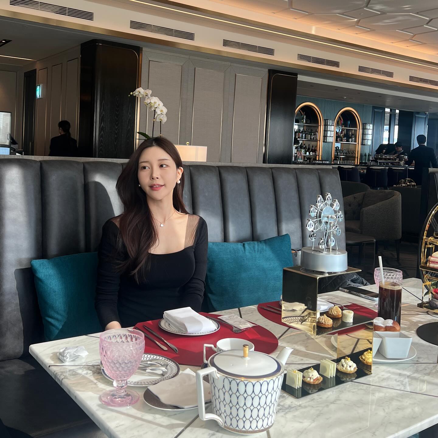 여보랑 데이트 🤍🤍☕️🍵🍰🧁🍬
리츠 파리에서 너무 달아서 반절도 못 먹은 기억때문에 걱정했는데 이번엔 남김없이 먹고 온 우리 🐥🥂 #레스파스 #소피텔앰배서더서울 #소피텔애프터눈티