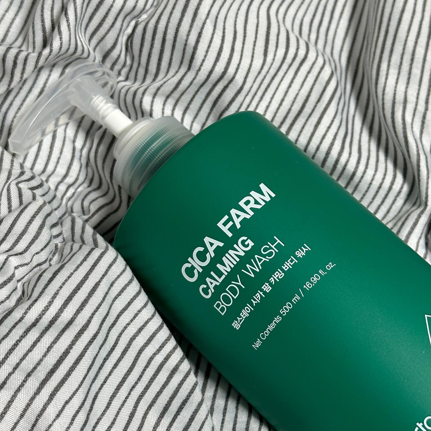 시카 성분, 향까지 모두 챙긴 <시카 팜 카밍 바디워시> 🧼

평소 아토피에 여드름 때문에 저자극 바디워시를 사용하는데, 얼마 전 퍼퓸 바디워시를 한 번 사용해 보고 싶더라구요 

그래서 향이 좋기로 유명한 타 브랜드 퍼퓸 바디워시를 사용해 봤는데 역시나… 아토피가 더 심해져서 되돌리느라 2주는 걸린 것 같은데요 😅

민감성 피부는 퍼퓸 바디워시를 포기해야 하나 싶던 도중 시카 성분, 향까지 모두 챙긴 시카 팜 카밍 바디워시를 추천 받았어요 🚿

팜스테이 바디워시는 pH 5.5 미산성 포뮬러로 건강한 피부 밸런스에 도움을 주는데요 ✨ 
자연유라 계면활성제를 사용하여 미산성의 쫀쫀한 시카 거품이 부드럽게 각질과 노폐물을 제거해 주더라구요 !

게다가 실제로 사용해 보니 거품까지 신경을 썼다는 게 딱 티가 나고, 샤워 후에도 계속 영양과 보습감을 오래도록 유지해 주어서 민감&건성 피부도 잘 사용할 수 있었어요 😻

#협찬 #팜스테이 #시카바디워시 #등드름바디워시 #여드름바디워시 #몸드름바디워시 #저자극바디워시 #향좋은바디워시 #향좋은바디워시추천 #퍼퓸바디워시 #바디클렌저 #향기좋은바디워시 #바디워시추천 #바디워시