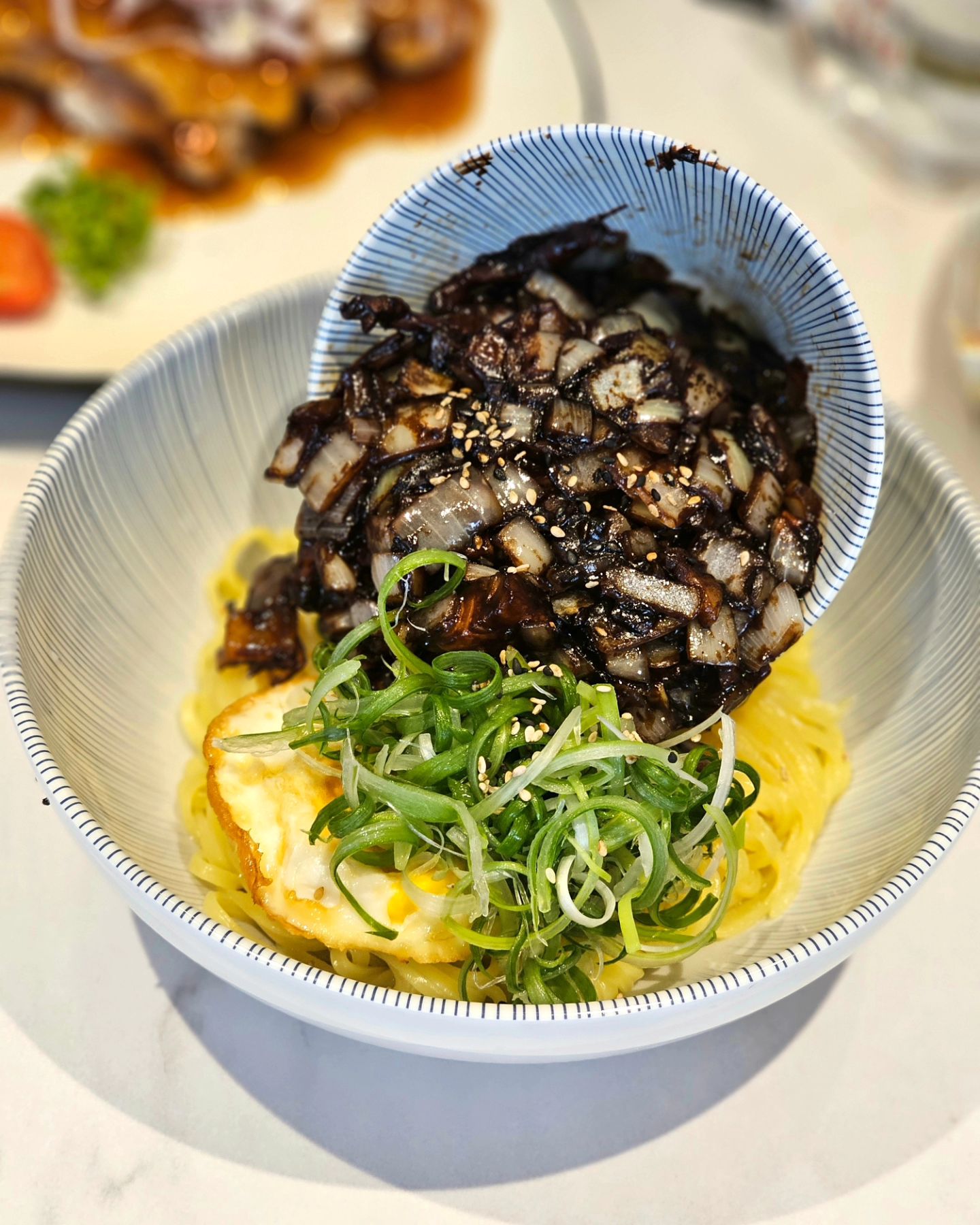 #협찬 
맛있는 짜장면에 찍고나니 하정우 먹방 된
고급 중식당 무드의 서면중국집 #린선다이닝

서면 학원가 골목에서 풍기는 향긋한 불향 ~ 🔥 
민트색 건물 2층에 위치하고 있어요.

멈출 수 없어 폭풍먹방하게 만든 파채간짜장,
쫀득쫜득 달콤한 꿔바로우 ..😋
두가지 소스와 함께, 겉바속촉 멘보샤 ~ 🤤
달콤한 향의 연태고량주는
입안을 깔끔하게 정돈해주었어요.

통창의 2층이라 편하면서 분위기가 좋아
데이트나 모임하기에도 넘넘 좋겠더라구요.

셀프로 이용하는 간단한 디저트와 음료,
친절한 응대로 서비스까지 완벽했어요. 👍

✳️ 린선다이닝
주소 : 부산 부산진구 중앙대로 680번길 45,2층
영업시간 11:00~22:00 
 (브레이크타임 15:30 ~ 17:00)

✳️ 파채간짜장(9.0), 런치 꿔바로우(19.0),
 멘보샤(13.0), 연태고량주125ml(15.0)

#서면맛집 #서면중식 #전포맛집 #전포동맛집 #부전동맛집 #꿔바로우 #파채간짜장 #파채차돌짬뽕 #짬뽕맛집 #간짜장맛집 #서면린선다이닝 #서면회식 #서면중국집 #서면중화요리

오늘은 댓창없이 갑니다.
천천히 이전 피드부터 인사드리러 갈게요..🤗🤗🤗