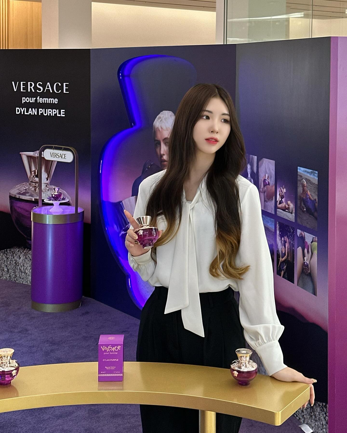 #제품제공 versace sims_perfume 

베르사체 향수에서 이번에 새로 론칭한 ‘DYLAN PURPLE’을 만나러 팝업에 다녀왔는데요💜

보자마자 영롱한 보랏빛에 한번 놀라고 클래식하면서 세련된 디자인의 보틀이 눈길을 사로잡더라구요👀✨

바로 시향을 해보니 기대만큼 마음에 쏙 드는 향이었는데, 
상쾌한 과일향과 꽃향기가 어우러져 매력적인 향이 은은하게 퍼지면서 물가에 비치는 노을의 보랏빛과 향긋한 바람의 향기를 떠오르게 하는 향수였답니다🫶🏻

1월 28일까지 팝업이 진행된다고 하니 한번 들려서 시향 해보시는 거 어떠세요?💜

✅1월 12일 ~ 1월 28일 (10:30 - 22:00)
✅ 잠실 롯데월드몰 1층

#versace #dylanpurple #perfume #versaceperfume #베르사체 #베르사체향수 #딜런퍼플 #롯데월드몰 #팝업스토어 #베르사체팝업