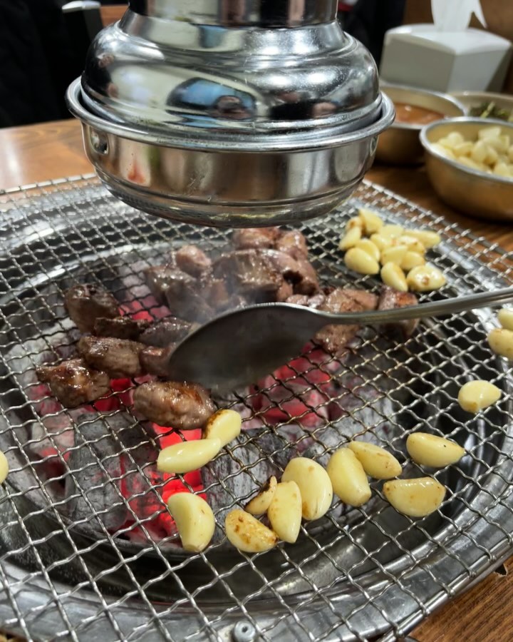 #내돈내산 

용인 처인구 황소고집 1호점 

주소 : 경기 용인시 처인구 모현읍 오포로 55-1
✔️통갈매기살 500g 31,000원
✔️항정살 500g 36,000원
✔️들깨간장국수 5,000원

유사 상호 많음 주의❗️꼭 1호점을 추천한다. 통갈매기살을 취급하는 몇 안되는 귀한 고깃집. 마늘과 함께 돌돌돌 굴려 먹으면 오통통한게 육즙이 팡팡, 이게 갈매기살이구나! 싶다. 상추,마늘,고추 등등 추가반찬은 셀프코너 이용! 몇 번을 방문해도 맛이 한결같다. 다양한 연령층이 평일 저녁에도 항상 붐비는 이 곳은 찐 맛집이라는걸 몸소 증명한다. 찾아가볼 만한 집이며 이 집의 별미는 또 들깨간장국수다. 달달구리한데 건강한 맛, 비빔국수며 김치말이국수 모두 맛도리다. 마지막에 국수 입가심하고 가시길! 

rate: 4/5

#믿먹소 #맛집 #소슐랭_용인 #소슐랭가이드 #광고문의 #협찬디엠 #용인맛집 #황소고집1호점 #용인갈매기살 #통갈매기살맛집 #용인고깃집