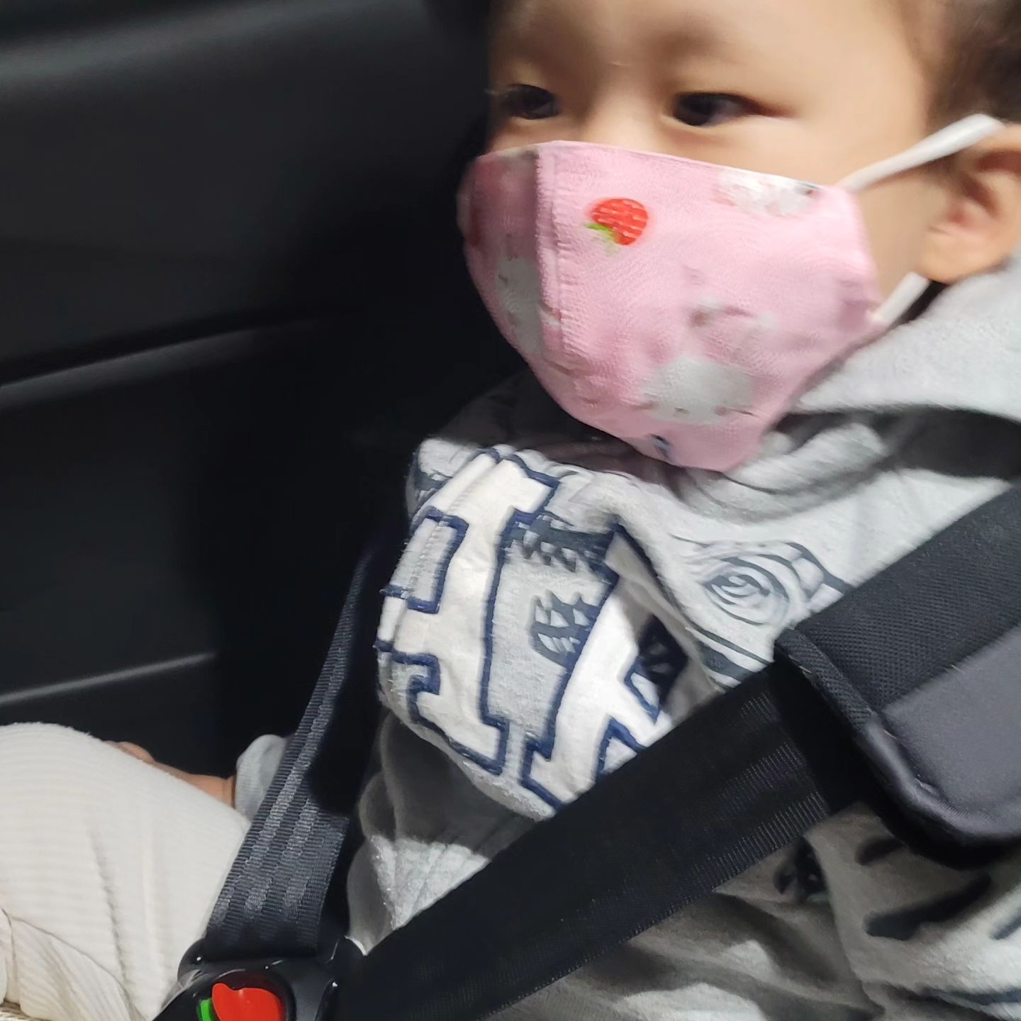 친할아버지 뵈러 가는날♡ 
우리 로운이 생애 처음으로 의젓하게 마스크도 잘써주넹! ♡ 
귀엽당♡♡♡
할아버지께 꽃한송이도 직접 주고 싶어하는 마음ㅋㅋㅋ
친할아버지가 살아 계셨으면 로운이 많이 이뻐하셨을텐데!!
로운이 엄마 아빠가 많이 사랑해♡♡ 

#부산추모공원 #친할아버지뵈러 #아기마스크😷 #쌀쌀해진날씨 #감기조심