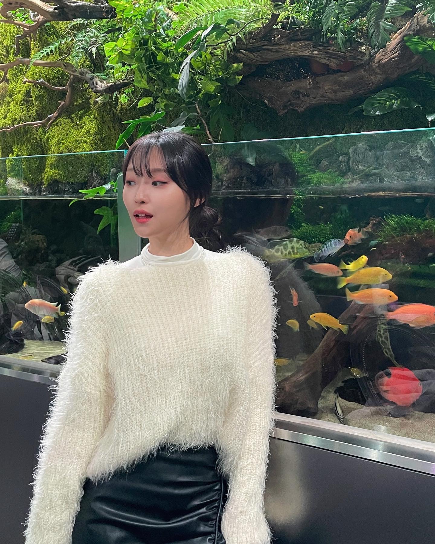Good Bye 2023 ••• 🙋🏻‍♀️

2023 마지막 피드는 
11월에 다녀왔던
#아쿠아가든카페 아웃핏으로~,,,

폭닥폭닥한 니트🤍 +
애정하는 슬릿 #레더스커트 🖤

무난하지만 셔링포인트가 있는
스커트를 처음 본 순간 바로 구매해버린 나 칭찬해,,,

점점 저물고 있다는 #앵클부츠 는
내 겨울 신체의 일부와 같은데
어떻게 보내줄 지 의문입니댜,,,

-

2023년은 참 다사다난했고,
어느때보다 많은 감정도 겪고,
참 롤러코스터를 타는 듯 했어요.

좋은 것도 속상한 것도 행복한 것도 아쉬운 것도 참 많았지만,
여러모로 보내기 아쉽고 또 고마웠던
한 해인듯 합니다.

다가오는 2024년엔 좀 더
완성되고 행복한 나날들만 가득하면 좋겠어요!

모두 행복하자,,