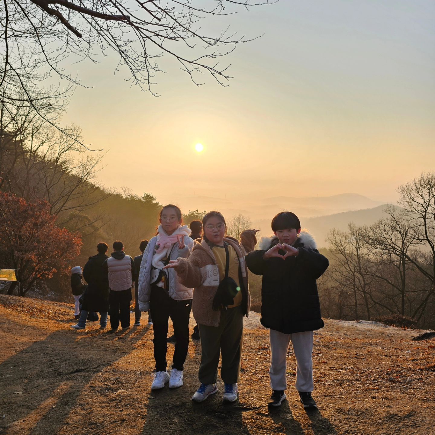 낙오자 없이 정상까지 완등!!
새해 첫날.. 첫 해맞이 🌞 
건강하자 우리~
행복하자 우리~

#햅삐뉴이어♥️