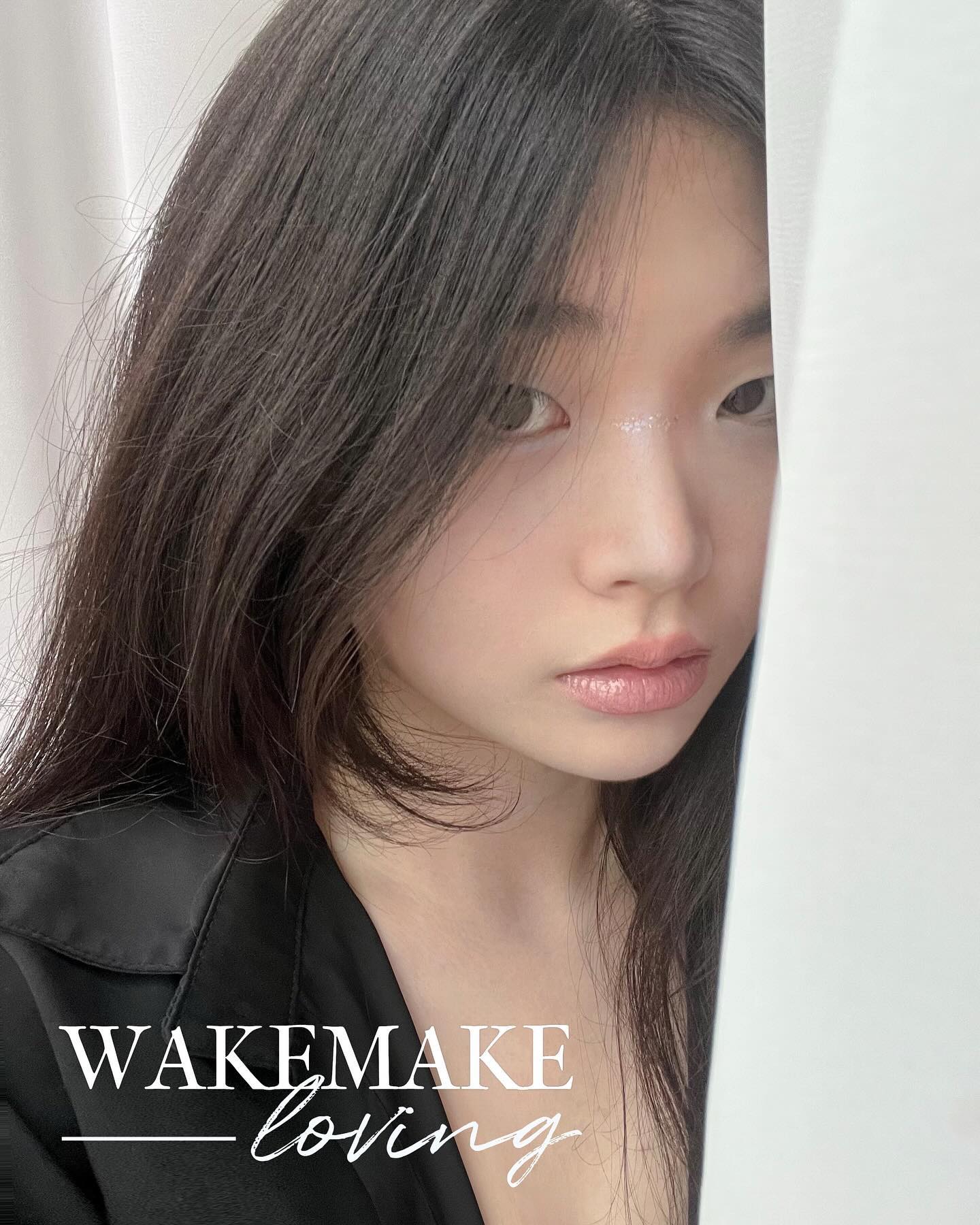 여름 바다의 윤슬처럼 반짝이는 시원한 푸른색🐬

#웨이크메이크 #소프트블러링아이팔레트 #블루샌드블러링 사용해봤어요!

위쪽에는 핑크-코랄 계열의 컬러들이, 아래쪽에는 푸른 계열의 컬러들이 배치되어서 파도치는 해변가 같은 영롱한 팔레트예요💙

쨍한 핑크가 아니라 산호색같은 맑고 뉴트럴한 핑크라 웜-쿨 상관없이 누가 써도 예쁠 컬러랍니다!

금빛 펄이 모래사장의 모래처럼 자글자글하게 빛나는게 너무 영롱하죠?

푸른 색조들도 웜한 푸른색부터 쿨한 푸른색까지 다양하게 들어있어서 다양하게 조색하기 좋답니다💙

아이라인 블랜딩하기 좋은 짙은 남색의 컬러도 포함되어서 활용도 UP!

밝은 색들을 사용하면 겨울같이 시린 느낌의 메이크업이 가능하구요,

웜계열의 진한 컬러를 사용하면 여름날 바다같은 메이크업도 가능해요💙

좀 다가가지 힘든 비주얼이지만 진성 코덕들이라면 다들 가슴뛰는 컬러...뭔지 아시죠?😊

국내 브랜드에서는 보기힘든 유니크한 컬러들이라 소장가치 20000%!

고민하고 계셨다면 당장 구매갈기러 가세요!!

#섀도우 #섀도우팔레트 #메이크업 #코덕 #코스메틱 #motd
