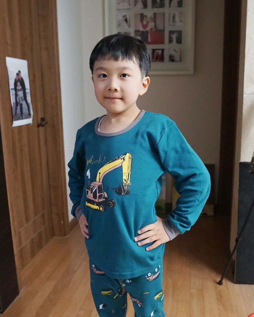 요새 집안일 도와드리고 청소하는 데 푹 빠져서
게으른 엄마한테 큰 도움 되는구만ㅋㅋ
할머니댁 가서도 마당 쓸고 거실도 닦고ㅋㅋ
할머니 찬스로 내복도 득템!!
장난감은 이제 갖고싶은 게 없나봐??ㅋㅋ
#폰은당연히아직안됨ㅋㅋ
#그리고엄마화장대정리까진안해도된다ㅋㅋ
#9살일상 #9살아들