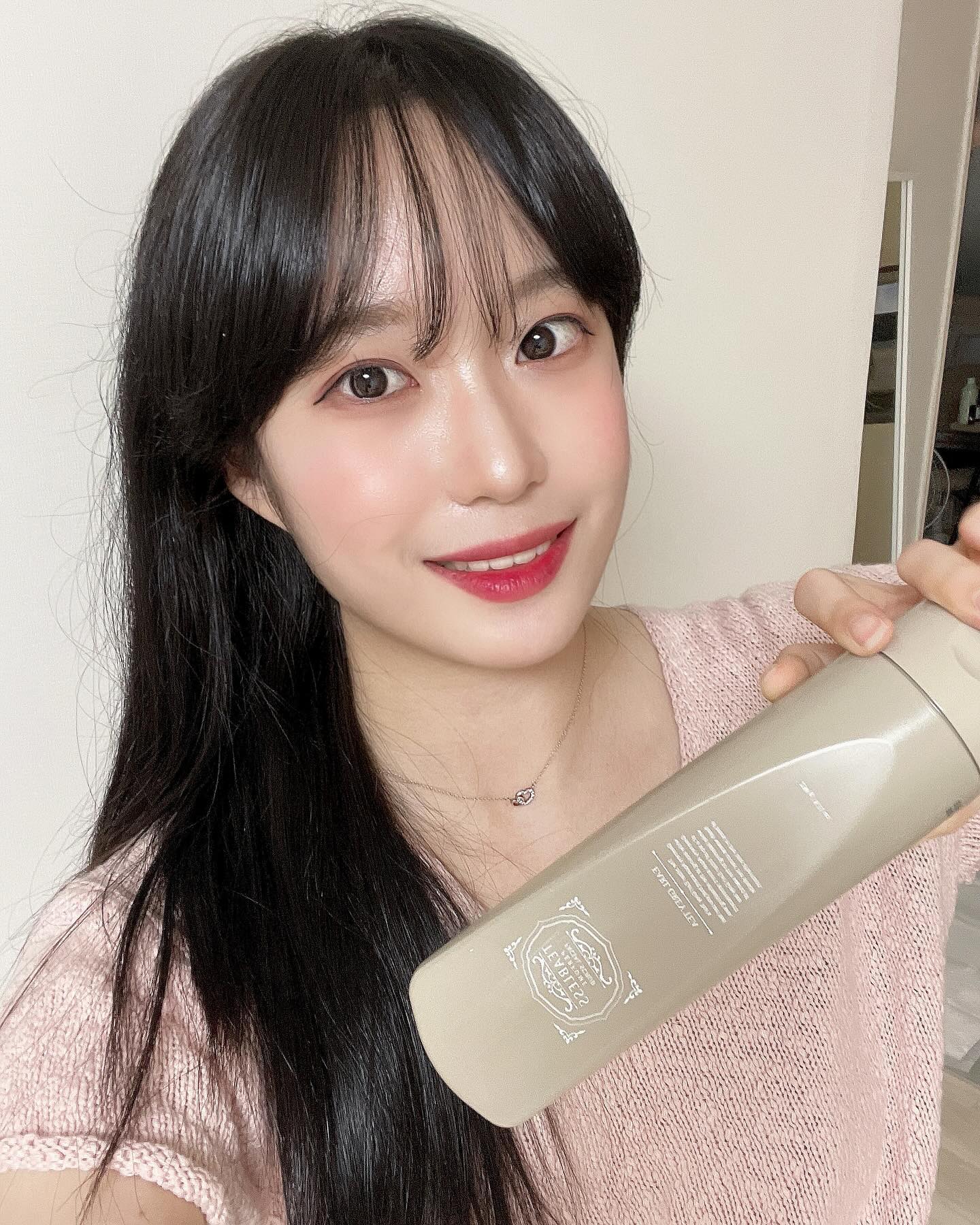 #광고
#체험단리뷰 #솔직후기

🧴얼그레이티 잼 페이셜 필링 스크럽🧴

티블레스💄🧴
- 🍵차 본연의 향에 프리미엄 향료를 더한
  티퍼퓸 퍼스널케어 브랜드

티블레스에서 스크럽 제품을 제공받았습니다📝

얼그레이티 고유의 향과 쌉싸름한 시트러스향이
어우러지는 그리너리 아쿠아향이라고 하는데요!!
실제로 정말 얼그레이향이 나면서
사용할 때도 거부감 없는 향이라서 더 좋았어요👍🏻

이름처럼 잼 같은 제형이라서 신기했고
물 묻히면 바로 폼 제형으로 바뀌더라고요 

자극없이 쫀쫀한 각질케어가 가능한 제품😊
홍찻잎가루와 Anti Sebum P 특허성분으로
블랙헤드 및 모공 케어까지 해준다고 하는데,
완전 만능제품이잖아 ~~ 🧴