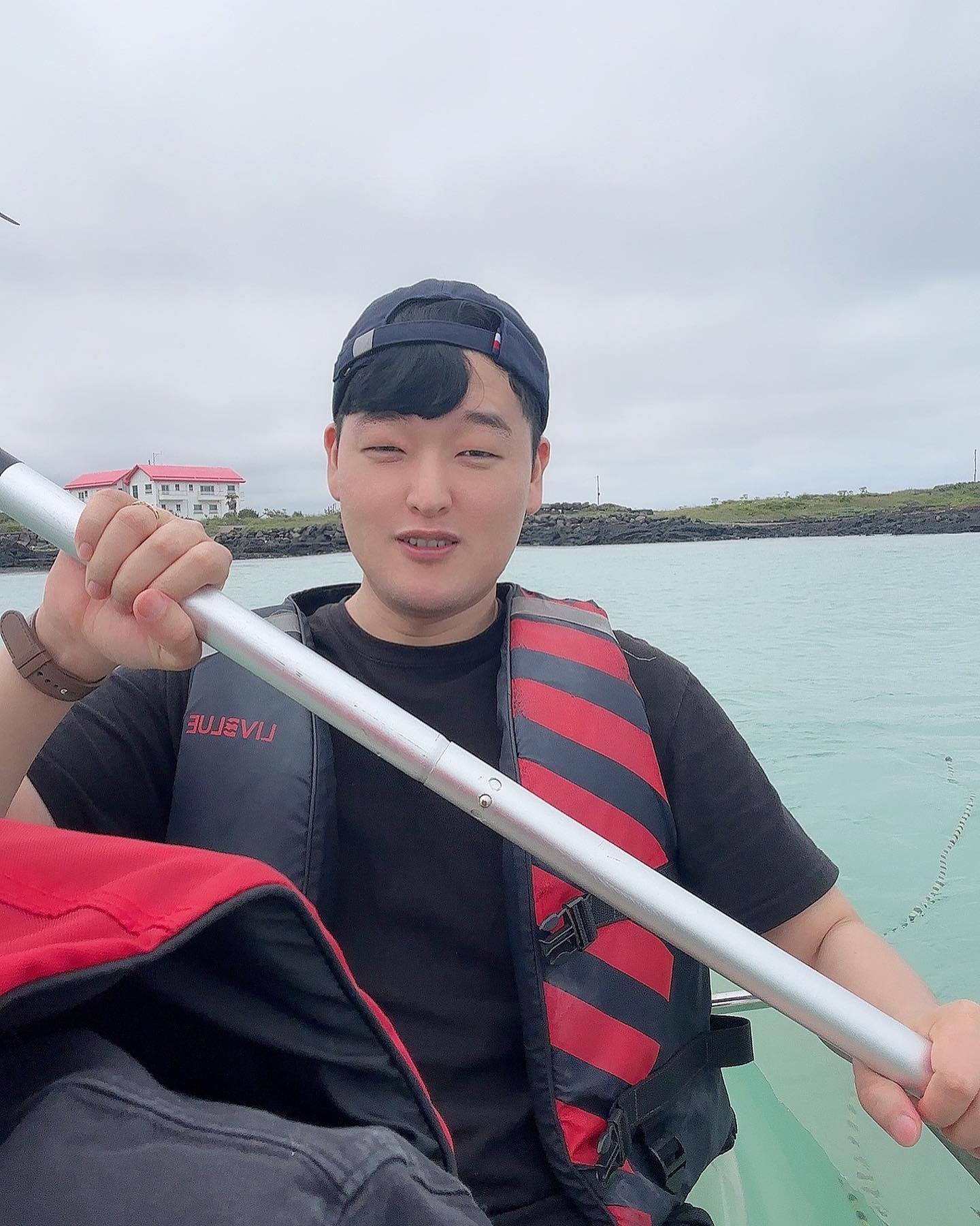 ⠀
호에엥 🚣
⠀
#제주도 #투명카약
#시장고양이 #구찌 #선글겟