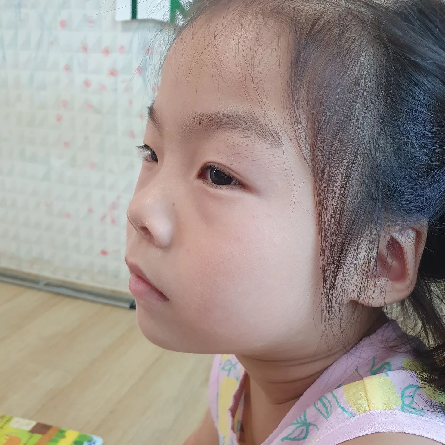요즘 양쪽눈 번갈아 가면서 생기는 쌍커풀
피곤해서 생기는건지 자고일어나면 사라진다
아빠가 쌍커풀 생기면 제일좋아한다 ㅋㅋ
이러다 양쪽다 생겻으면 좋겟다
.
.
.
.
.
.
.
#53개월아기 #5살 #갑자기 #생긴 #쌍커풀 #예뻐 #이러다 #자리잡아야 #할텐데 
#육아 #일상 #소통 #좋아요