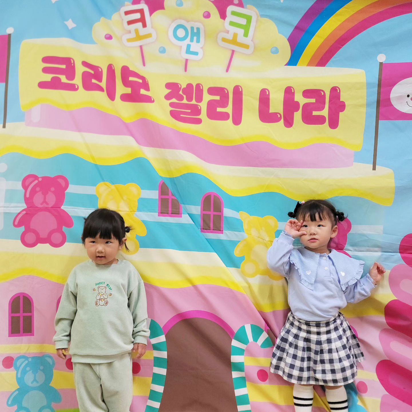 떠윤이 학부모참여수업 다녀옴!
반친구들 매일키즈노트로만 보다가
가까이서보니 너무귀여워 공주들 👸 

#꼬마대통령어린이집 #학부모참여수업 #졸귀탱
#소띠아기 #21년생 #자매맘#빵실서윤 #육아소통
#육아맞팔 #부산 #경남 #진영 #양산 #진영맘
