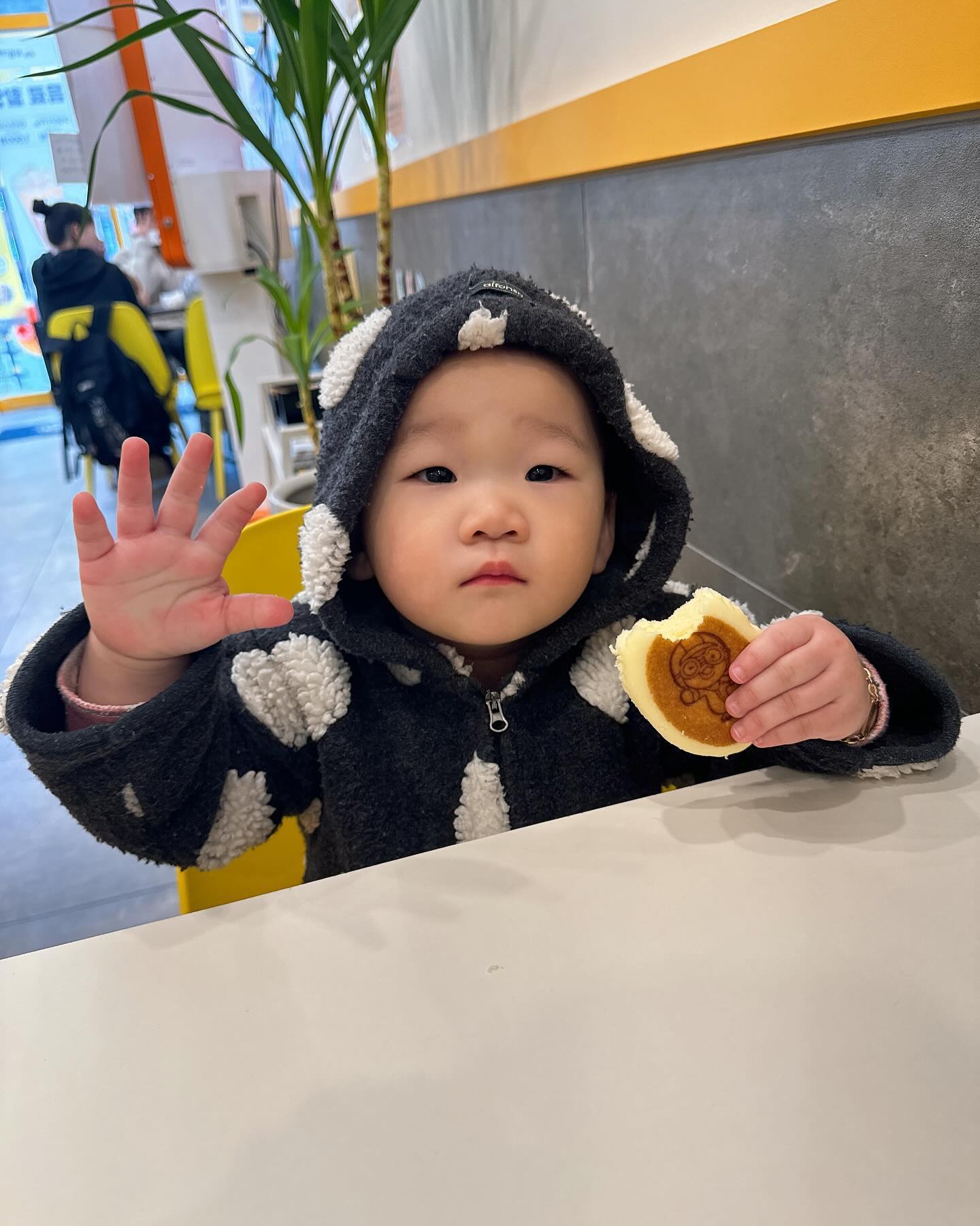 👶🏻+541일🫶

어제, 오늘 통 틀어서 밥 한공기 양도 안먹은 윤서윤…😭😭
먹보요정 서윤이가 아프고 난 뒤부터는 2~3입 먹고 안먹고
장난치고 던지고 그래서 ‘ 빵 먹을까?’ 했는데 응!!! 하길래
빵 사러갔는데 저 째깐한 뽀로로 빵을 몇입 안먹고 계속 쥐고있음..
밖에서부터 집에올때까지, 집에서 미끄럼틀 탈때도..😢
이제 열은 다행이 안나고 컨디션도 다 회복 됬는데
왜 밥이랑 간식을 안먹는지ㅠㅠ 잘먹는 서윤이로 돌아와~~🤍🤍

#윤서유니#입맛없음#빵순이가빵을못먹다니#폐렴꺼져👊#아프지마공주♥️