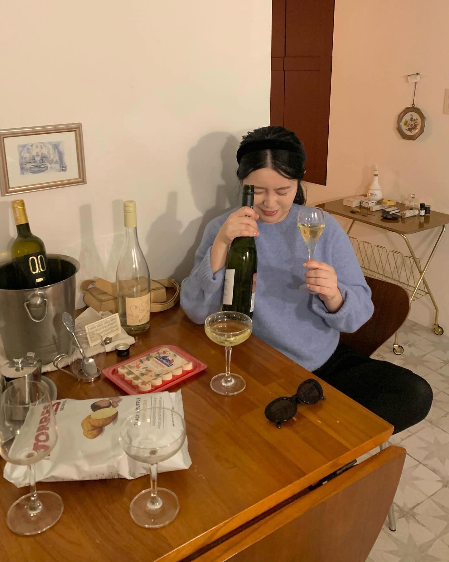 자부타임 2차.. 🥂
사진보니 또 가고 싶고.. 현실은 출근준비🫠
마라엽떡 맛있다고 해서 먹엇는데 꿀맛이요🫰🏻
유부, 차돌 추가 필수!! 마라맛 생각보다 넘 맛있었구요!
와인하고 먹어도 좋았음.. 왜 소주랑 맥주는 안삿지😎
#전포술집거리#자부타임#모나미나