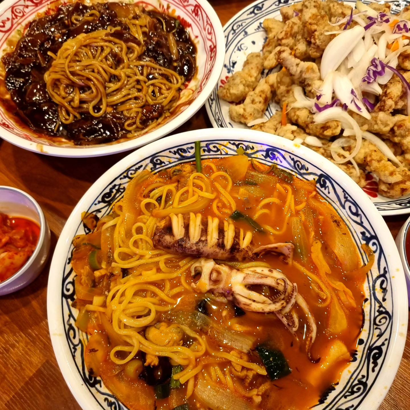 #신월성보배반점 #보배반점신월성점 #협찬

신월성 맛집 보배반점의 시그니처 메뉴

#통오징어짬뽕 곱빼기

ㅡ미니 사이즈의 통통한 오징어가 통째로
올라가 있고 해물도 듬뿍 들어가 있어
비주얼도 좋고 양도 푸짐했어요.​​

#보배짜장 

ㅡ탱글하고 쫄깃한 면발에 불맛과 조화를 이루어 
물리지 않는 기본에 충실한 짜장 맛

#보배반점탕수육

ㅡ새콤 달콤한 소스에  두툼한 질 좋은 돼지고기와
얇은 튀김 옷의 찹쌀 탕수육은 겉과 속이 
부드럽고 촉촉해 쫀득한 식감을 자랑해요.
바삭한 맛을 기대했는데 바삭함이 조금 덜한 
느낌이라 개인적으로는 조금 아쉽더라구요.​​

⭐️대구 달서구 조암로 13 1층

( 보배반점 대구월성점)

0507-1423-4778

영업시간: 11:00~22:00

단체석,포장,배달,주차 무료1시간

#보배반점대구월성점 #월성동보배반점
 #보배반점 #월성동맛집 #월성동중식당 
#월성동중화요리 #대구월성동맛집 
#월배역맛집 #월성동짬뽕 
#월성동중국집 #달서구맛집 
#달서구짬뽕 #달서구중국집 #상인역맛집 
#달서구중식당 #마라짬뽕

​