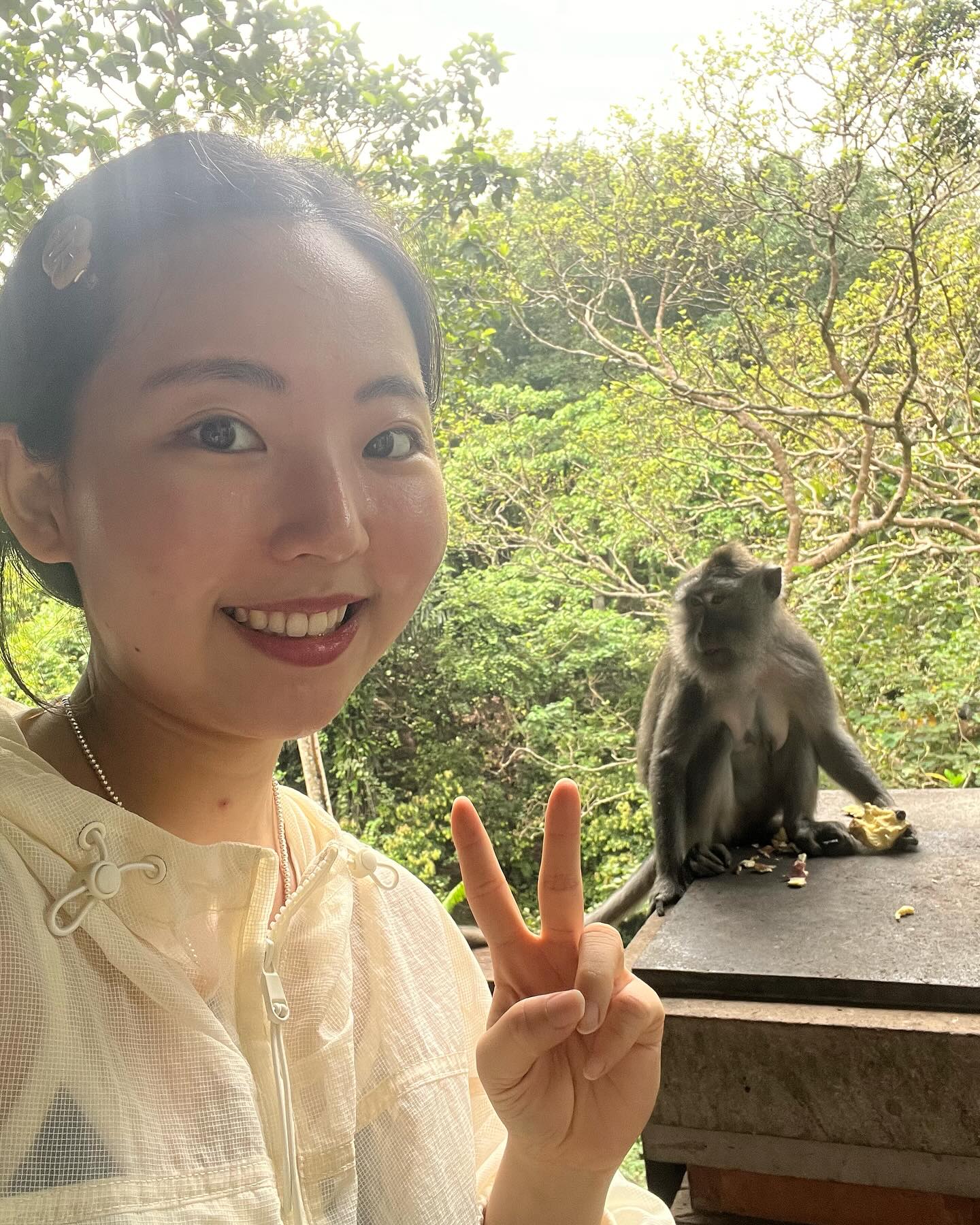 원숭이랑 셀카 찍고싶었는데 하필 쉬는날방문..🐒
그래서 내가 직접 찍었다 휴 
원숭이가 내 주머니 털려고 와서 가까이서 영상찍음
✨럭키쉐리쟈냐?ㅋㅋ 크크🙊 휴