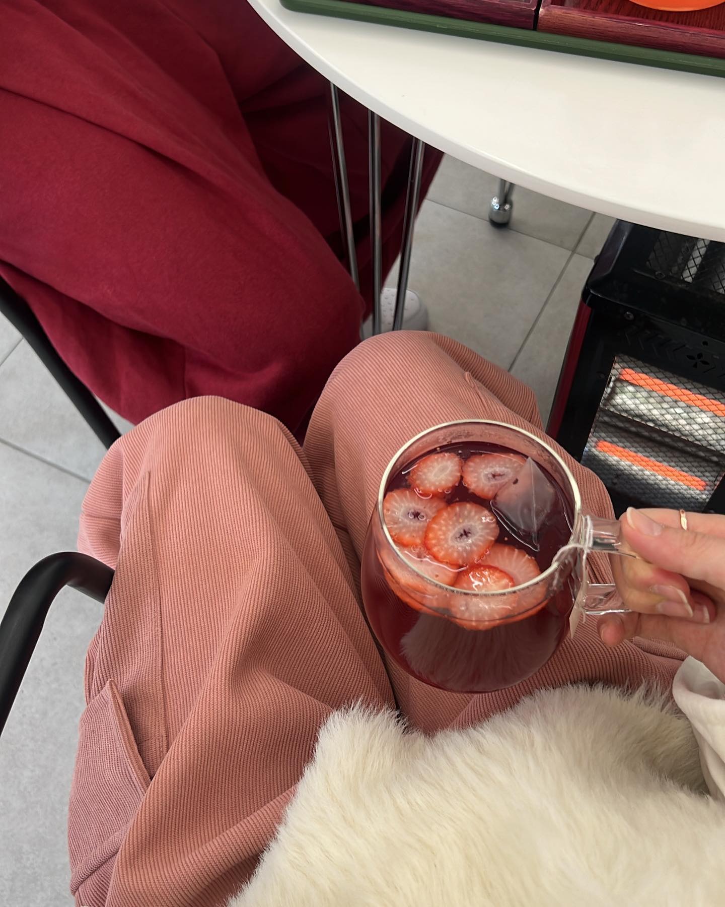 딸기시즌 today_is_dajeonri 

친정도 아니고 이렇게 다 내어주면 장사가 되나 몰러;