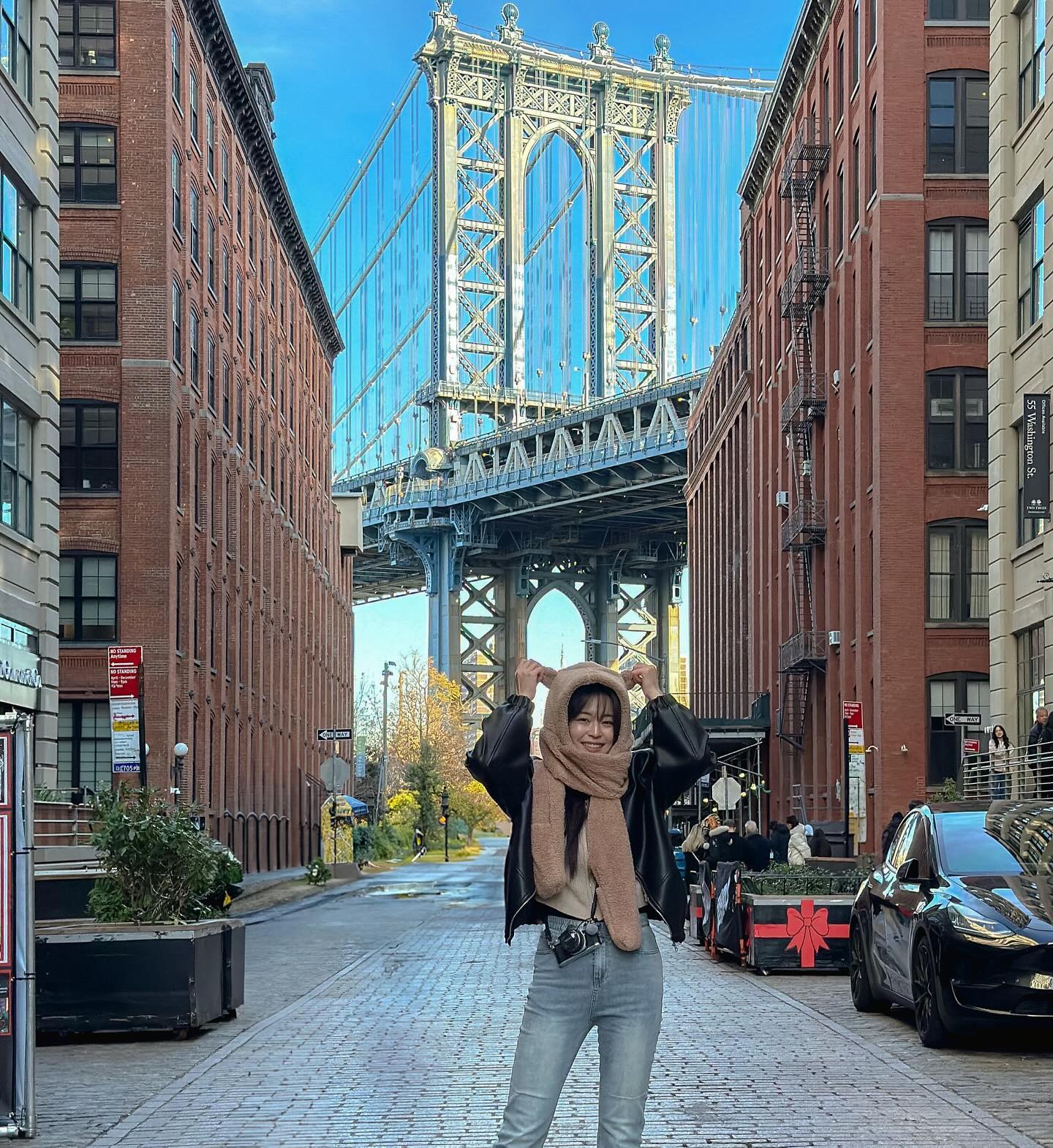 🇺🇸Day3 - DUMBO
드디어 그 ‘덤보’에 갔다!!!
photo by b2ko__ & younng_ss 
.
무한도전에서의 한 장면처럼 걸어도 보고
점프샷도 남겨보고
인생샷 건져 주겠다며 냅다 바닥에 앉아벌임🤣🤣🤣
.
햇빛이 챡- 들어오는 브루클린 브릿지에서 또 한 컷 남기면서
다리 위에서 일어서볼까 하다가 앉아서 찍음 (쫄보주의)
.
아침부터 열심히 사진찍으며 돌아다닌 뒤
먹은 에싸베이글은 개ㅐㅐㅐㅐ비싸고 엄청 든든했다🥯
.
.
.
이제 뉴욕 쫌 적응한 것 같기도 하고?!
Can I get blah blah 이제 쫌 입에 붙는 것도 같고!?